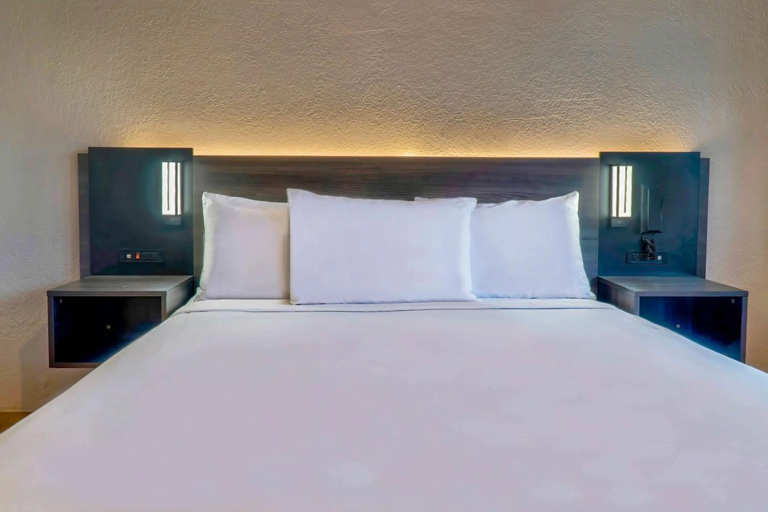 Bedroom, Bed in Motel 6-El Monte, CA - Los Angeles