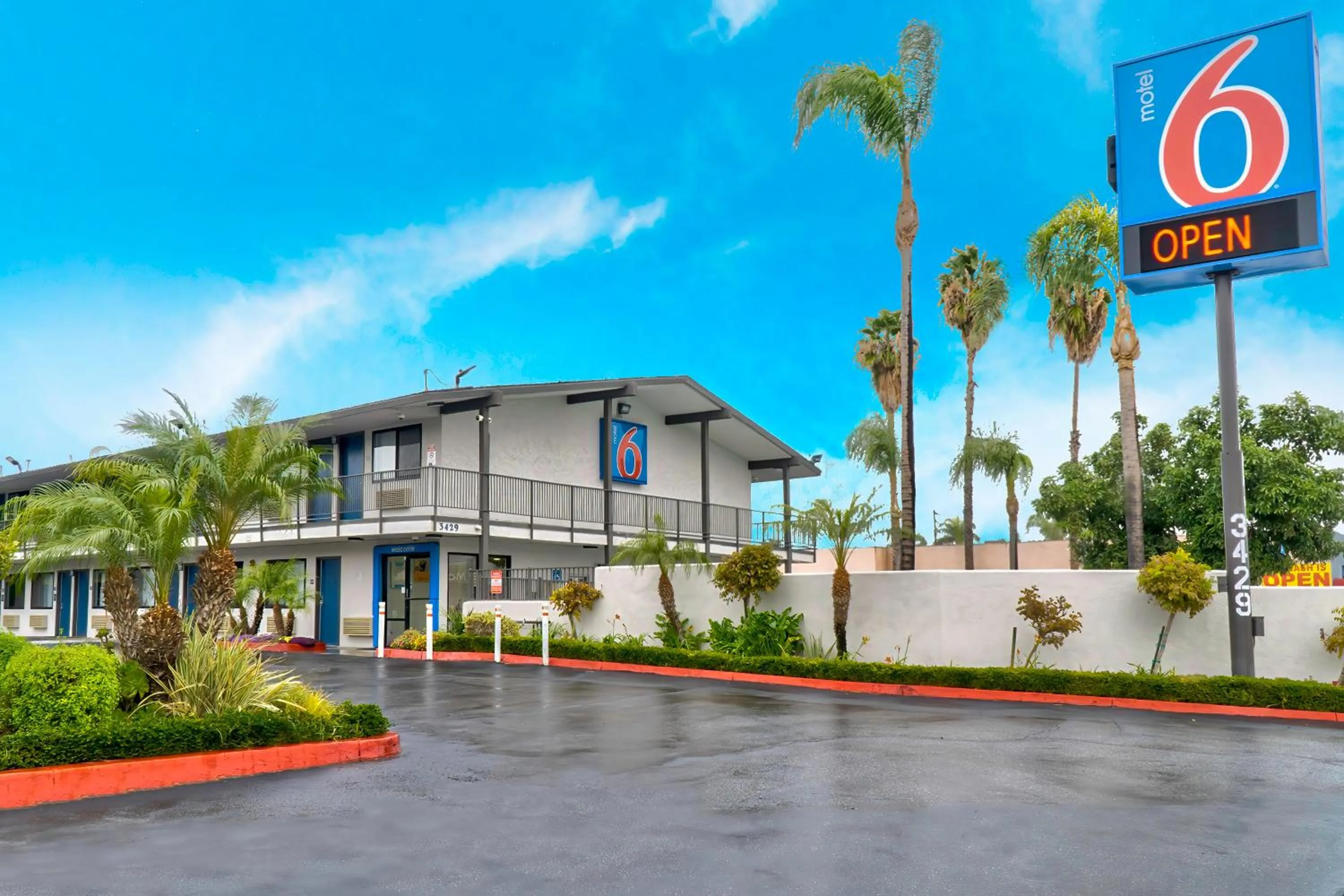Property building in Motel 6-El Monte, CA - Los Angeles