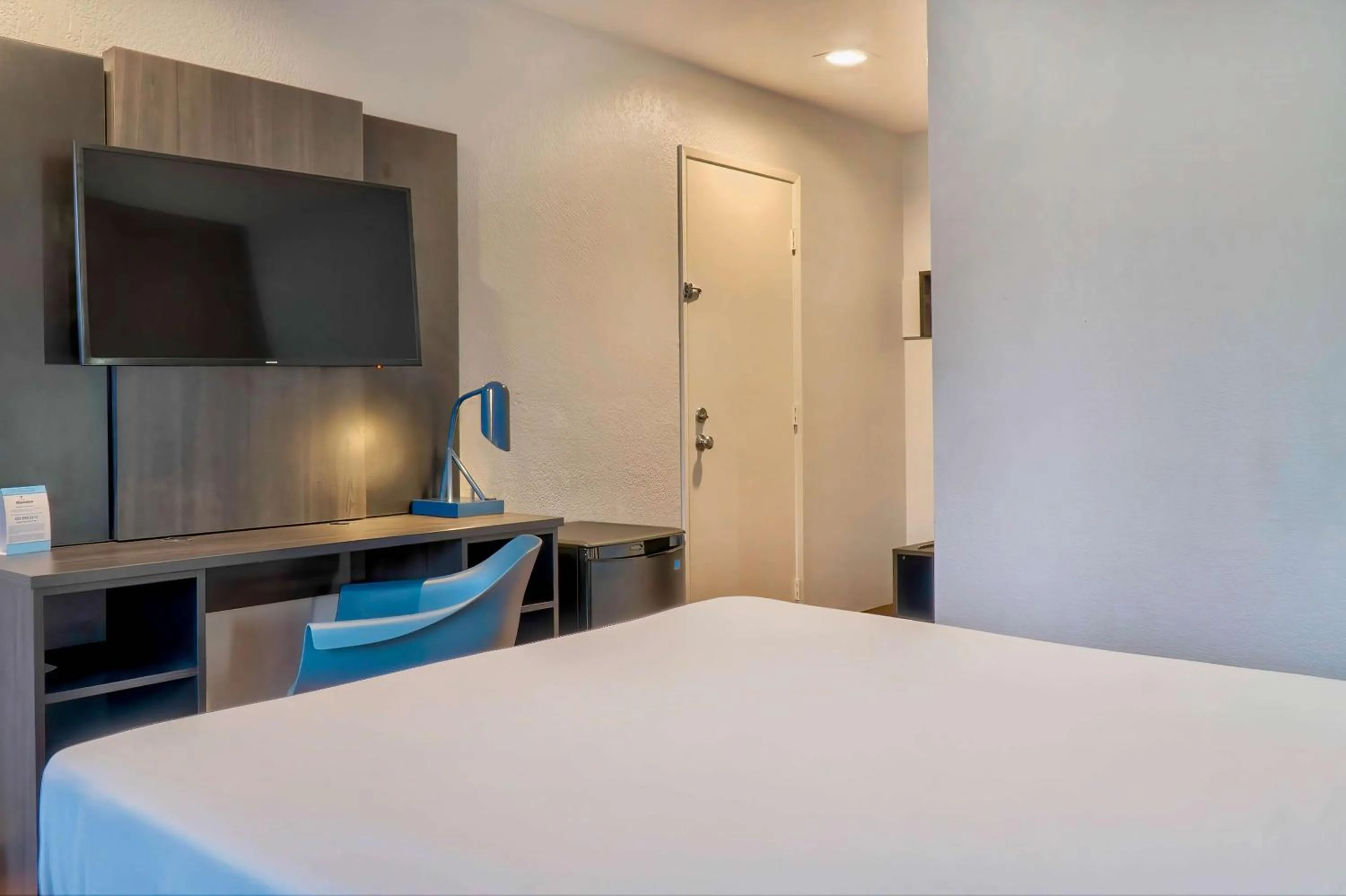 Bedroom, Bed in Motel 6-El Monte, CA - Los Angeles