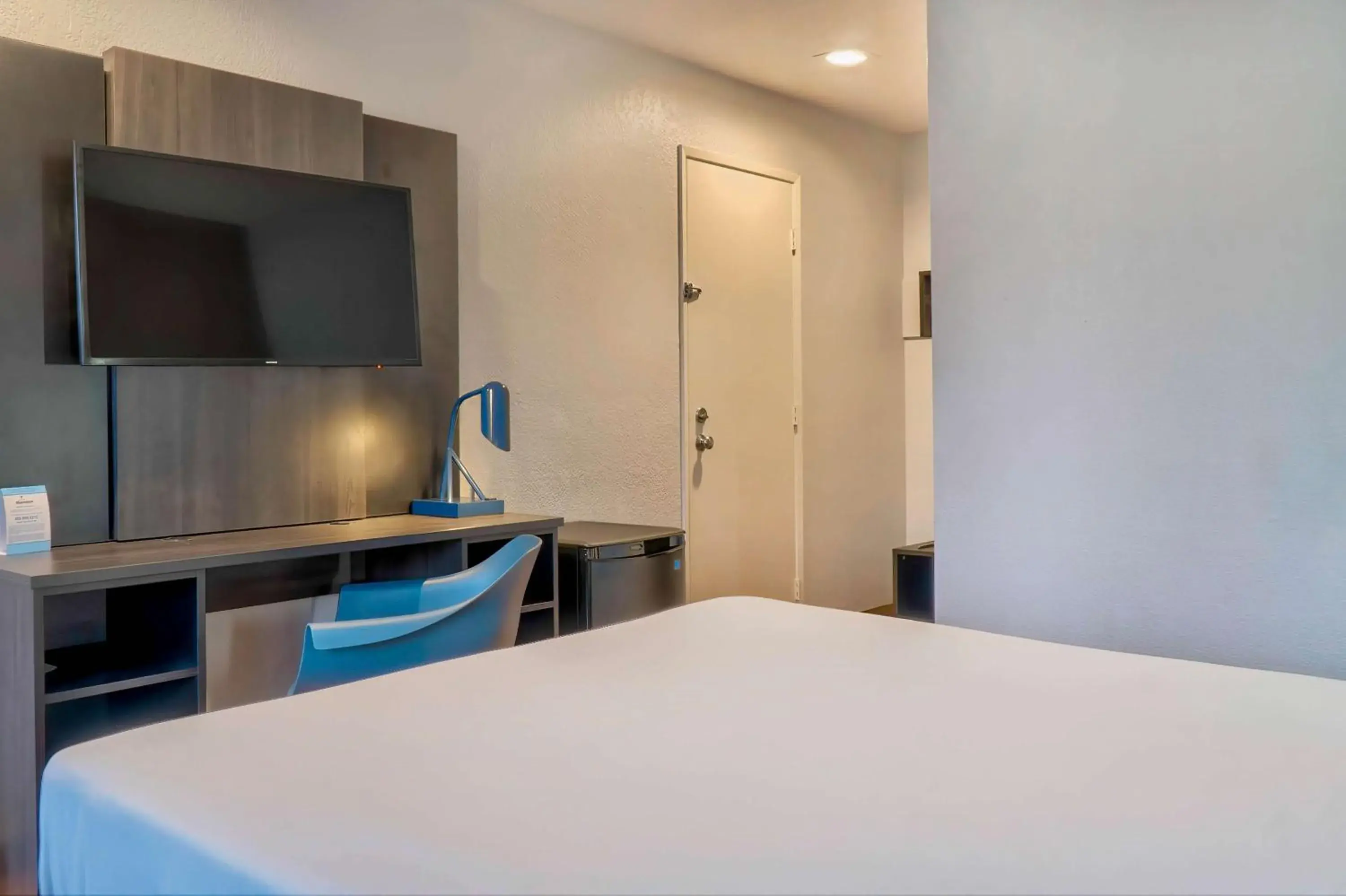 Bedroom, Bed in Motel 6-El Monte, CA - Los Angeles Bedroom, Bed in Motel 6-El Monte, CA - Los Angeles