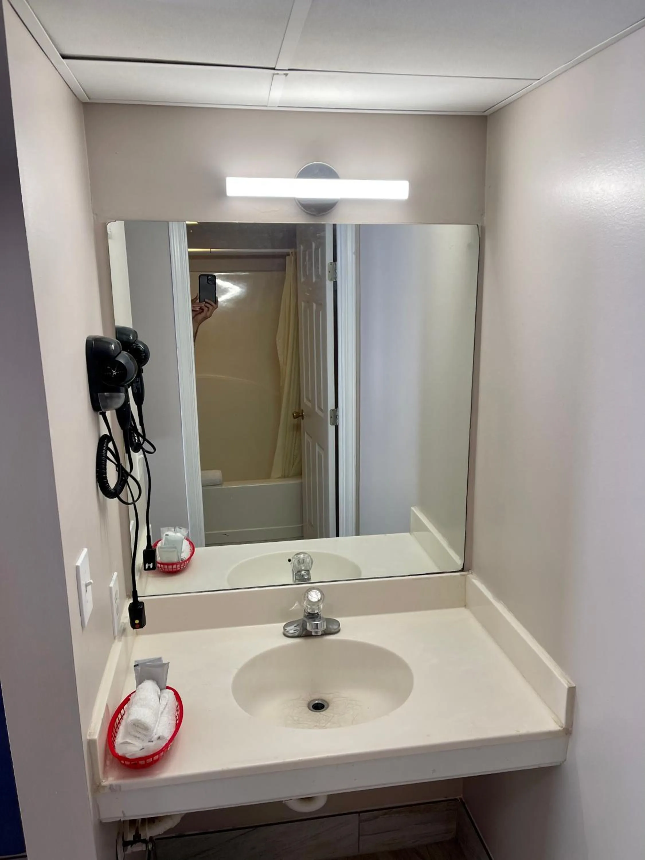 Bathroom in Pin Oak Parkway Inn