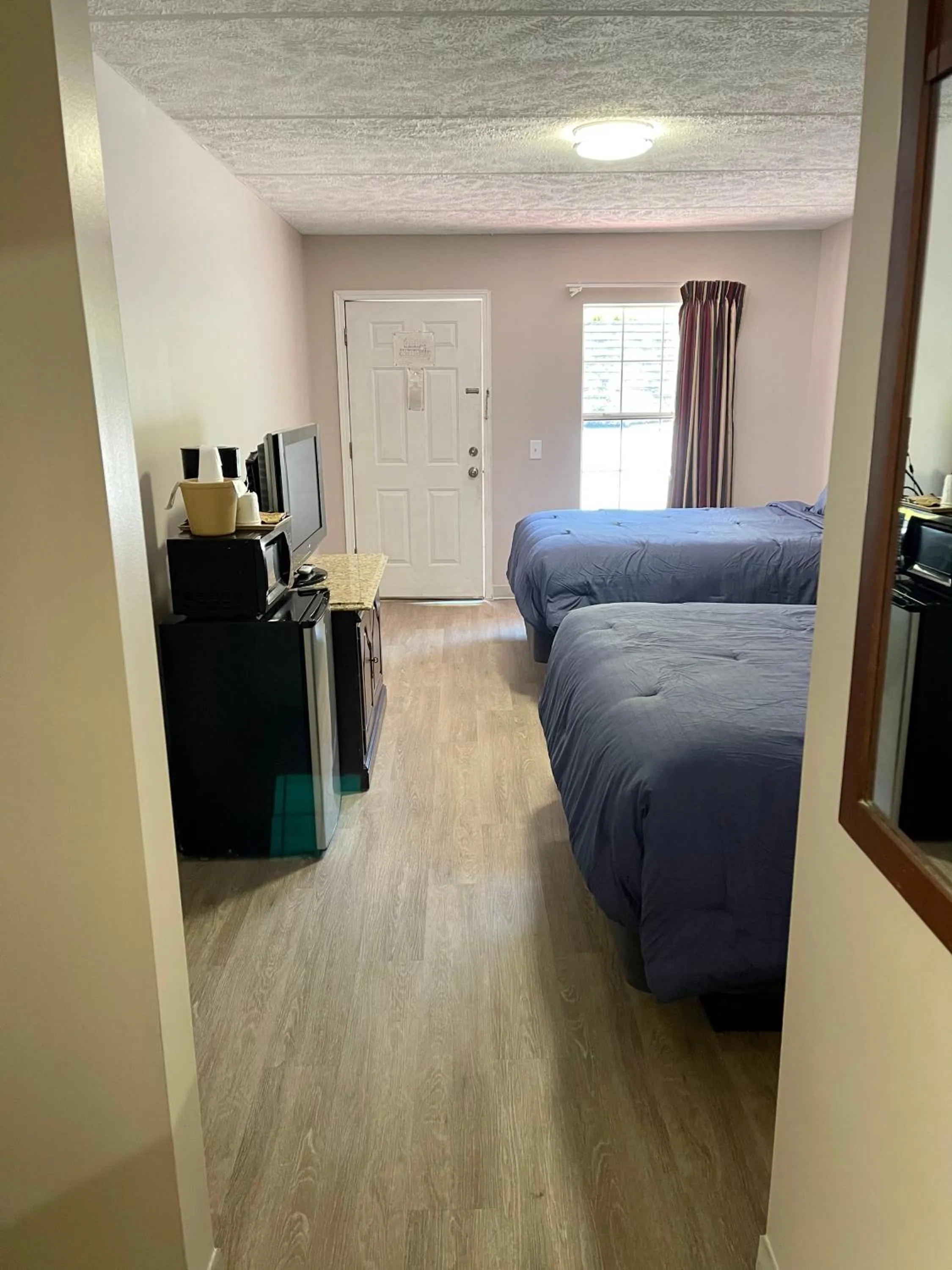 Bed in Pin Oak Parkway Inn