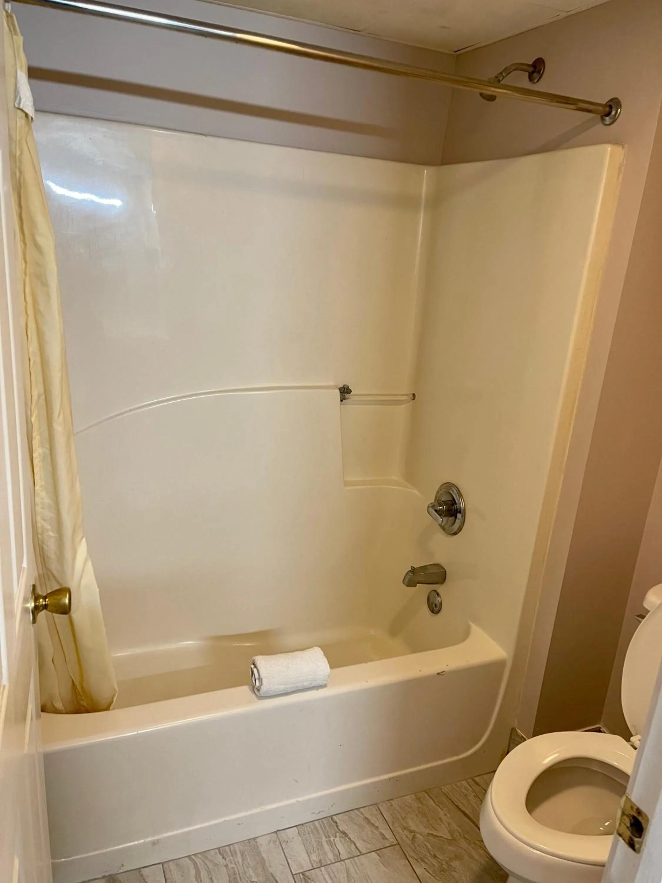 Bathroom in Pin Oak Parkway Inn