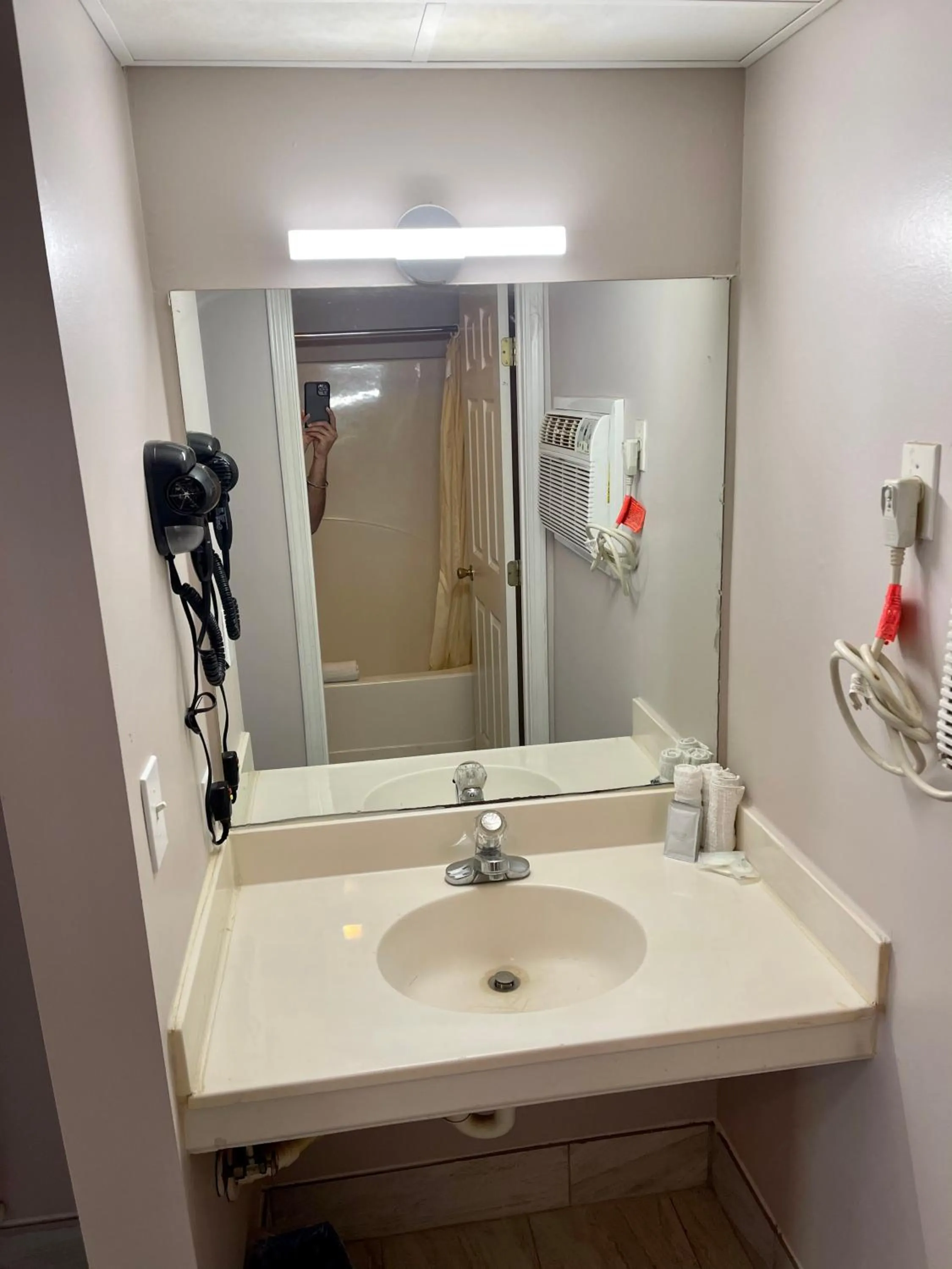 Bathroom in Pin Oak Parkway Inn