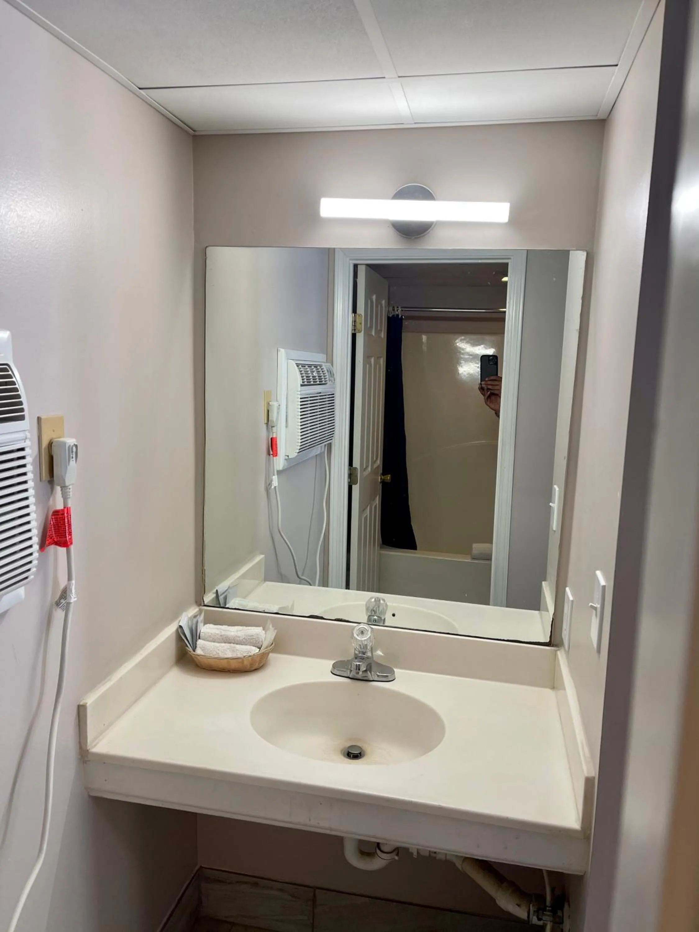 Bathroom in Pin Oak Parkway Inn