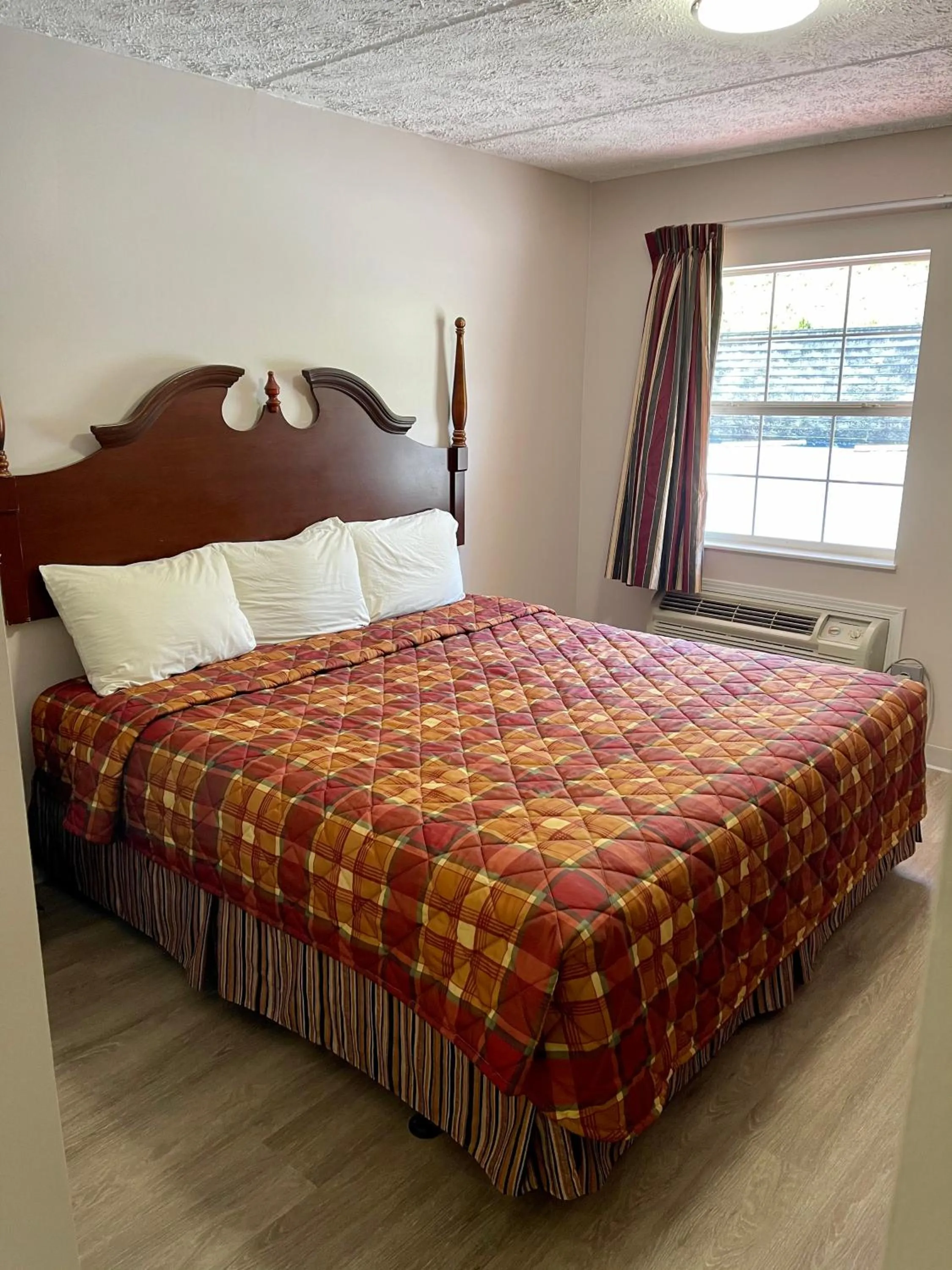Bed in Pin Oak Parkway Inn