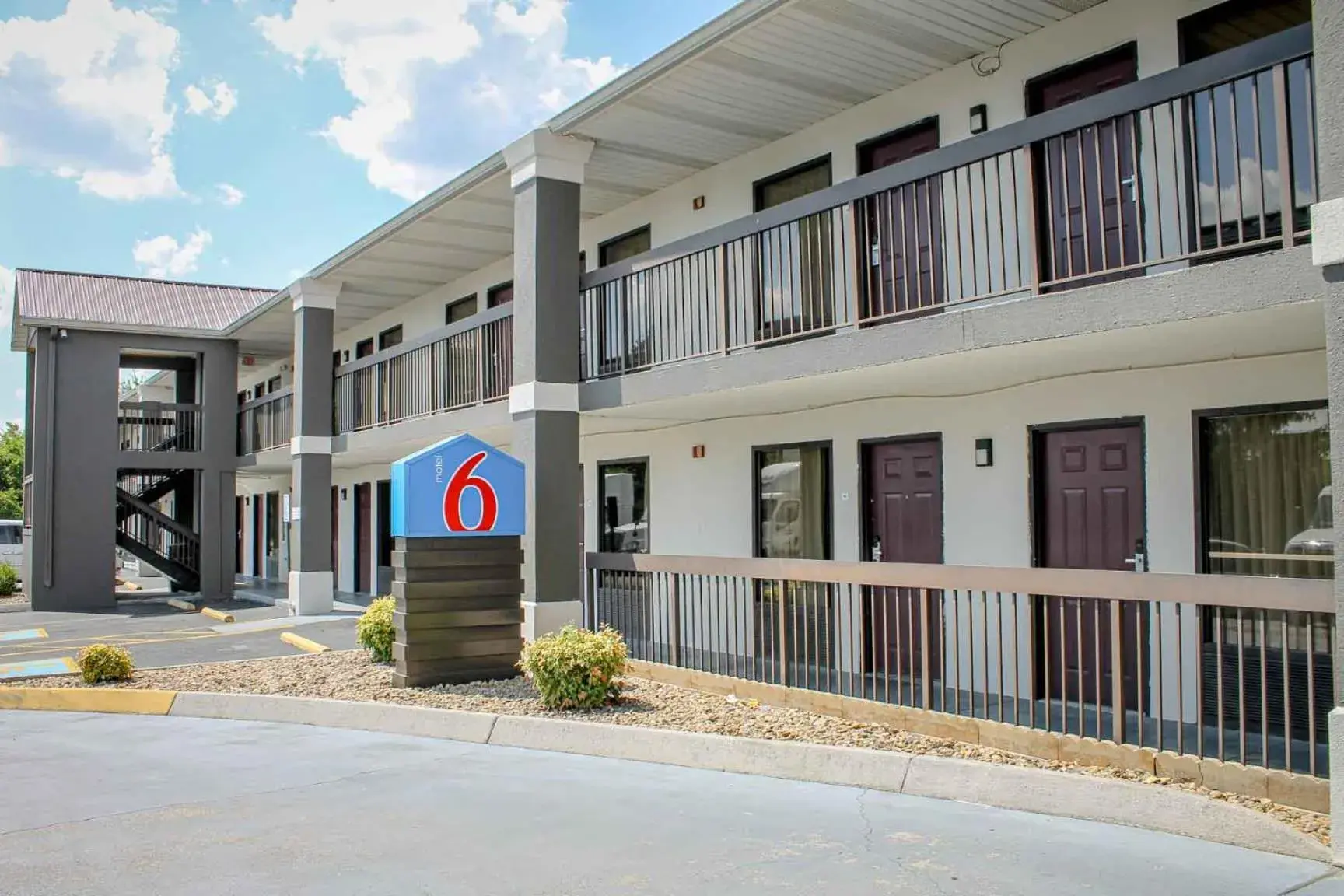 Property building in Motel 6 Knoxville, Tn - East Property building in Motel 6 Knoxville, Tn - East