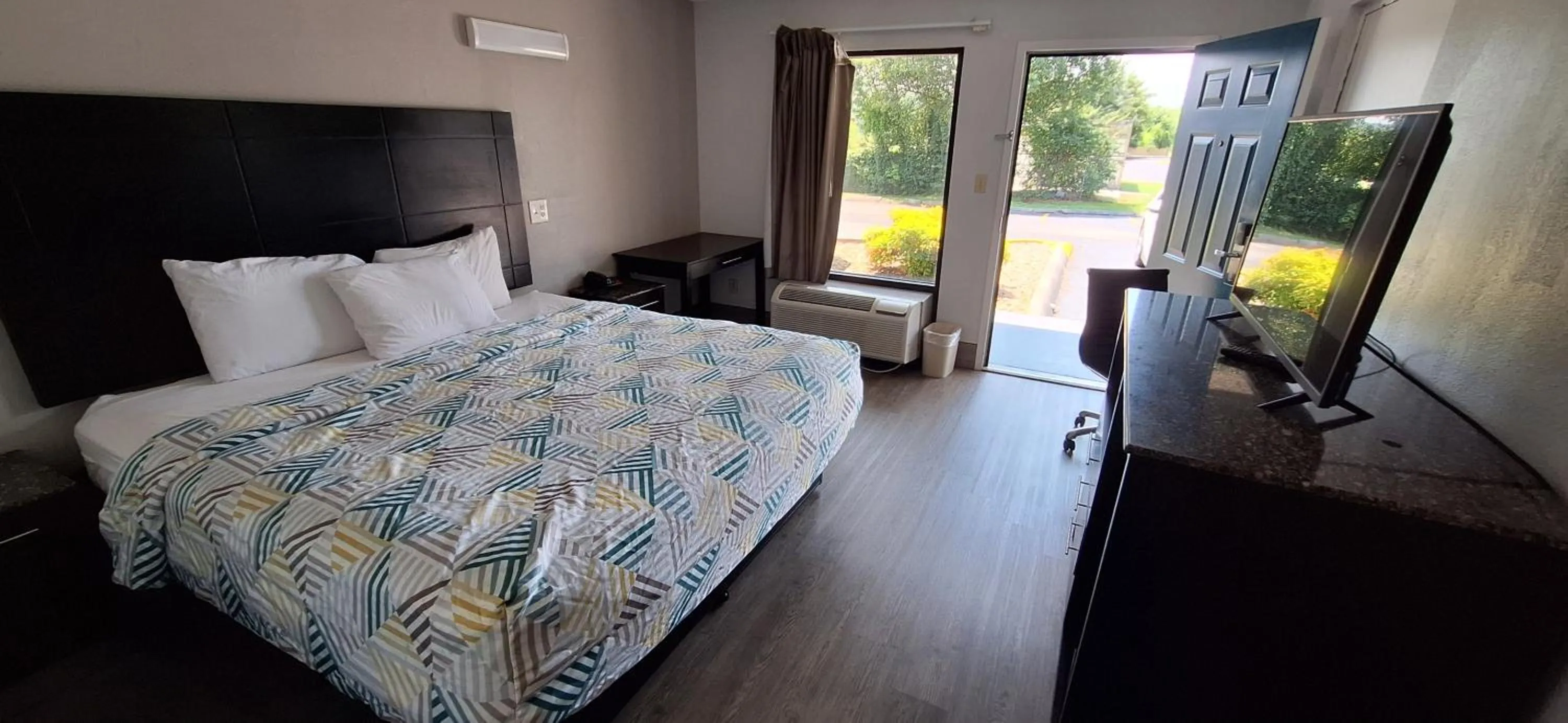 Bed in Motel 6 Knoxville, Tn - East