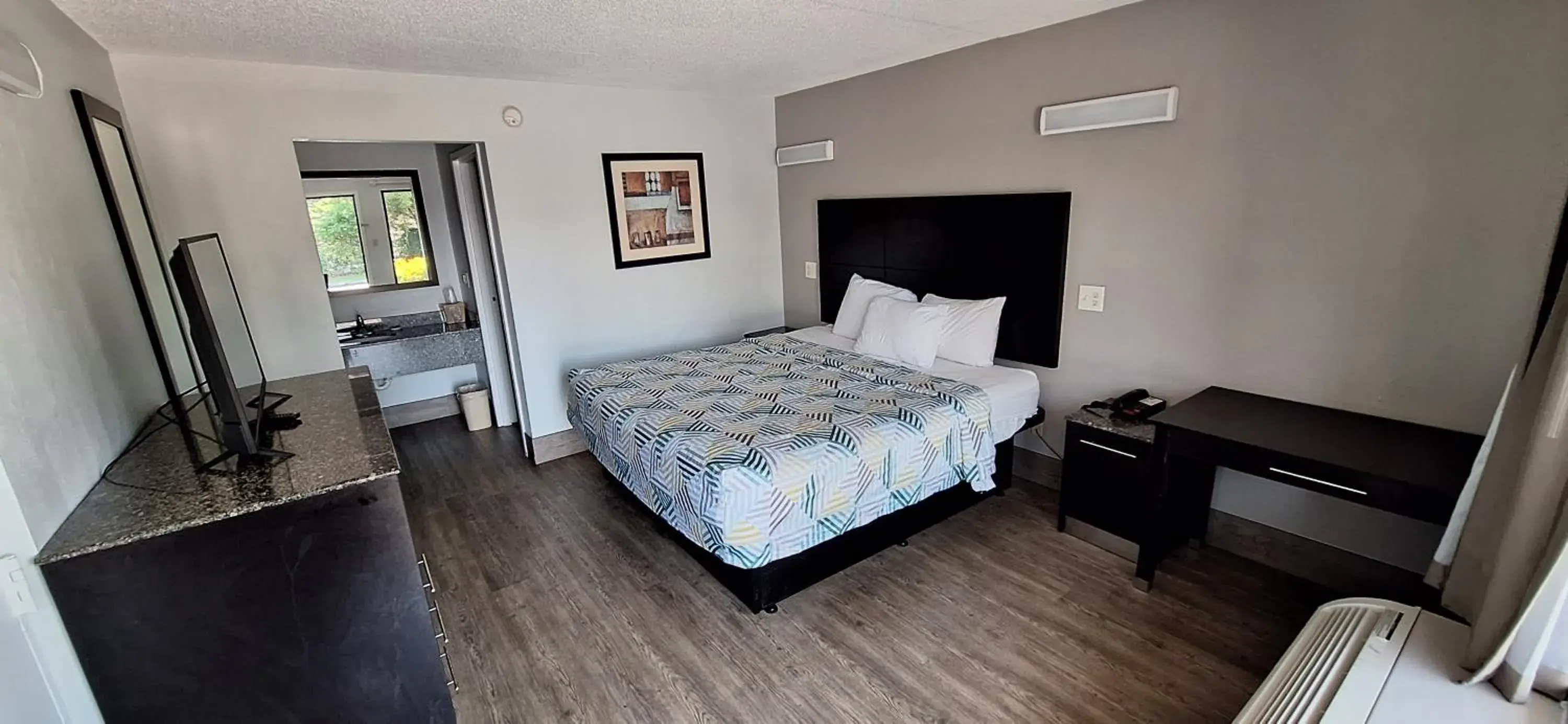 Photo of the whole room, Bed in Motel 6 Knoxville, Tn - East Photo of the whole room, Bed in Motel 6 Knoxville, Tn - East