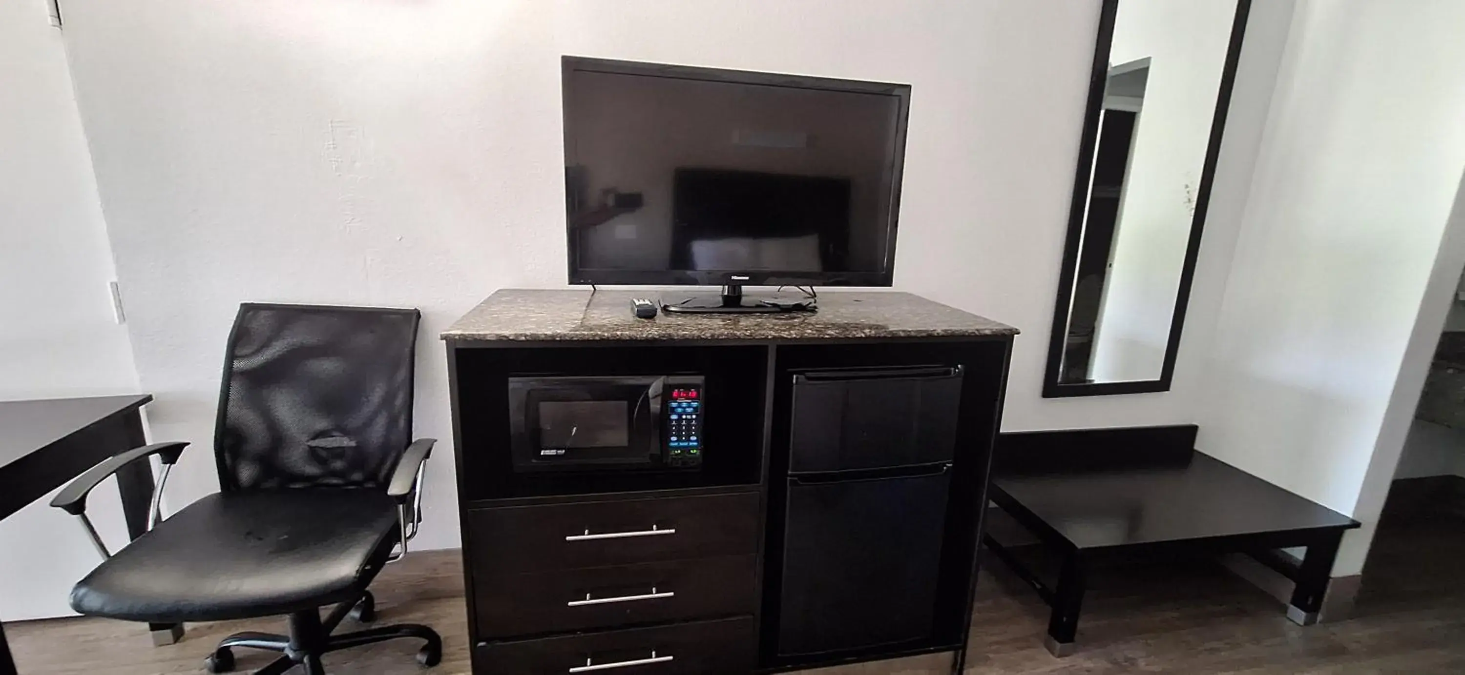 TV and multimedia in Motel 6 Knoxville, Tn - East TV and multimedia in Motel 6 Knoxville, Tn - East