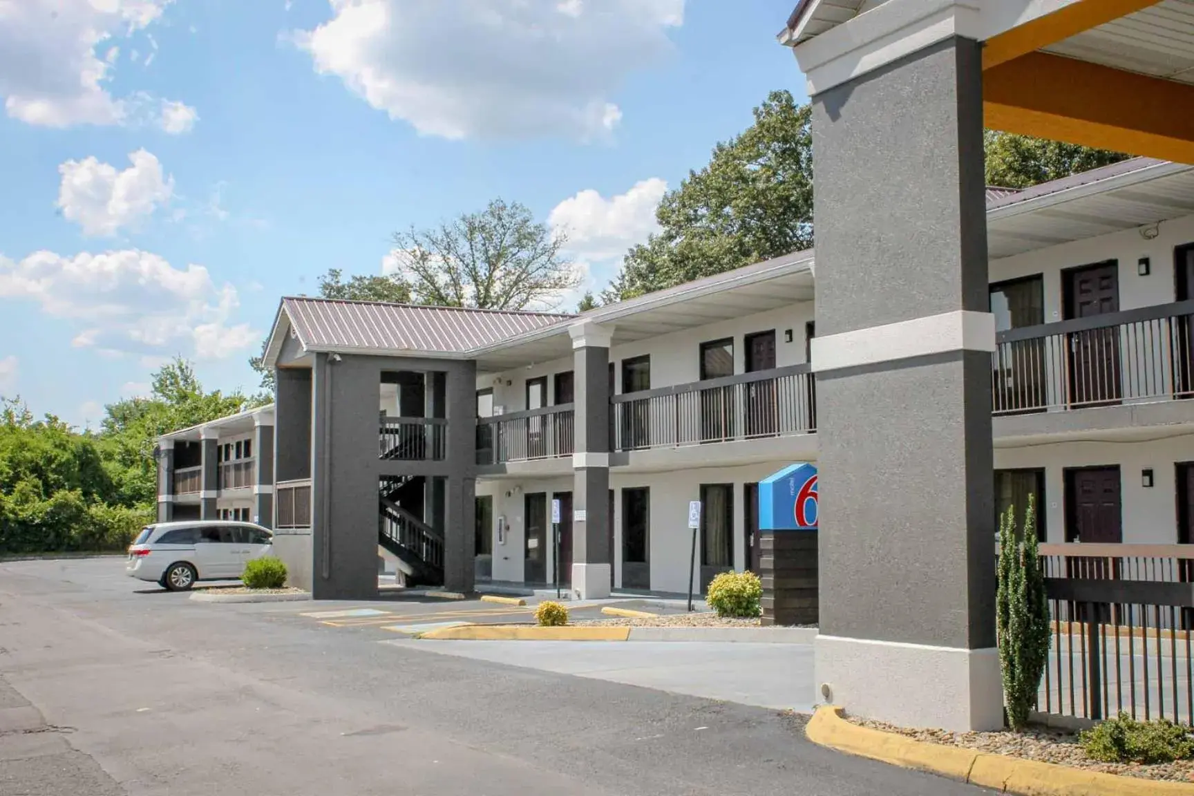 Property building in Motel 6 Knoxville, Tn - East Property building in Motel 6 Knoxville, Tn - East