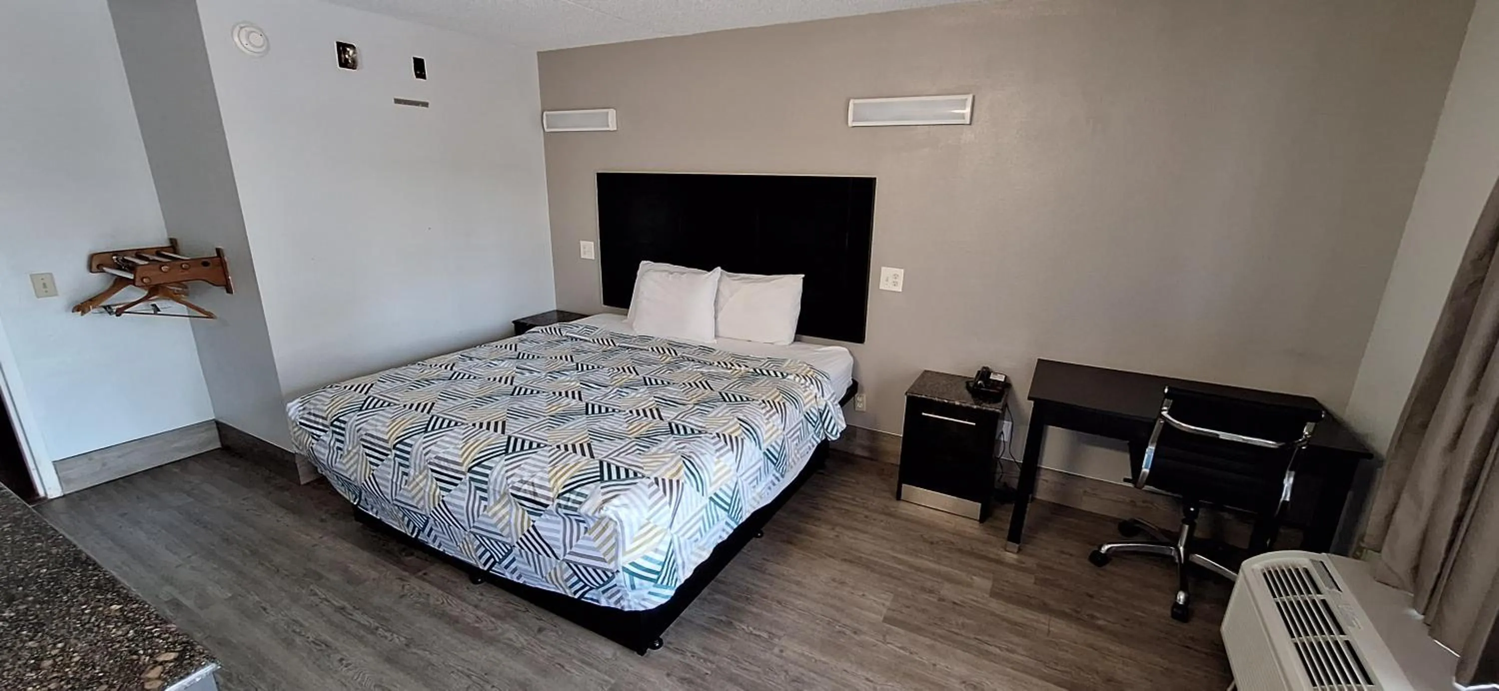 Bed in Motel 6 Knoxville, Tn - East