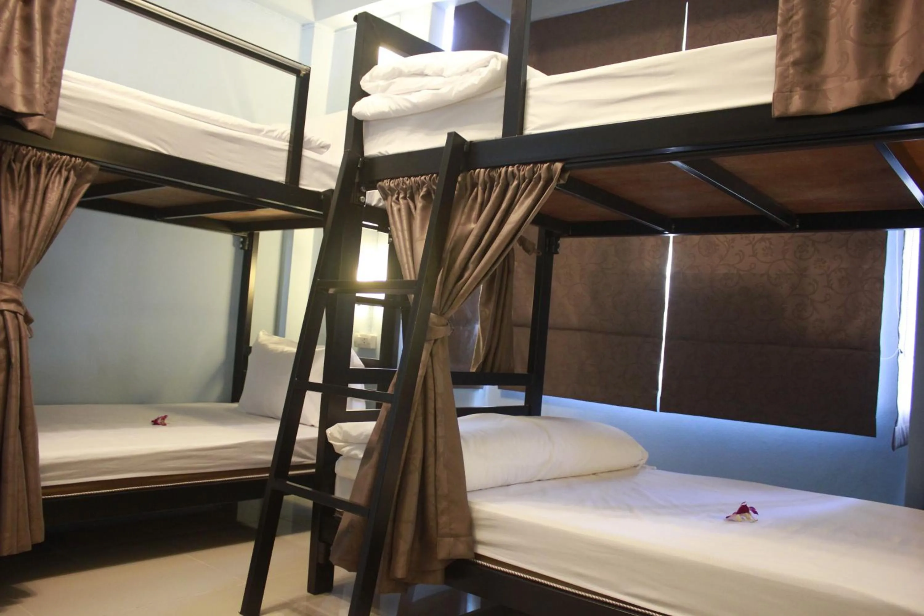 Bed in One One Hostel Patong