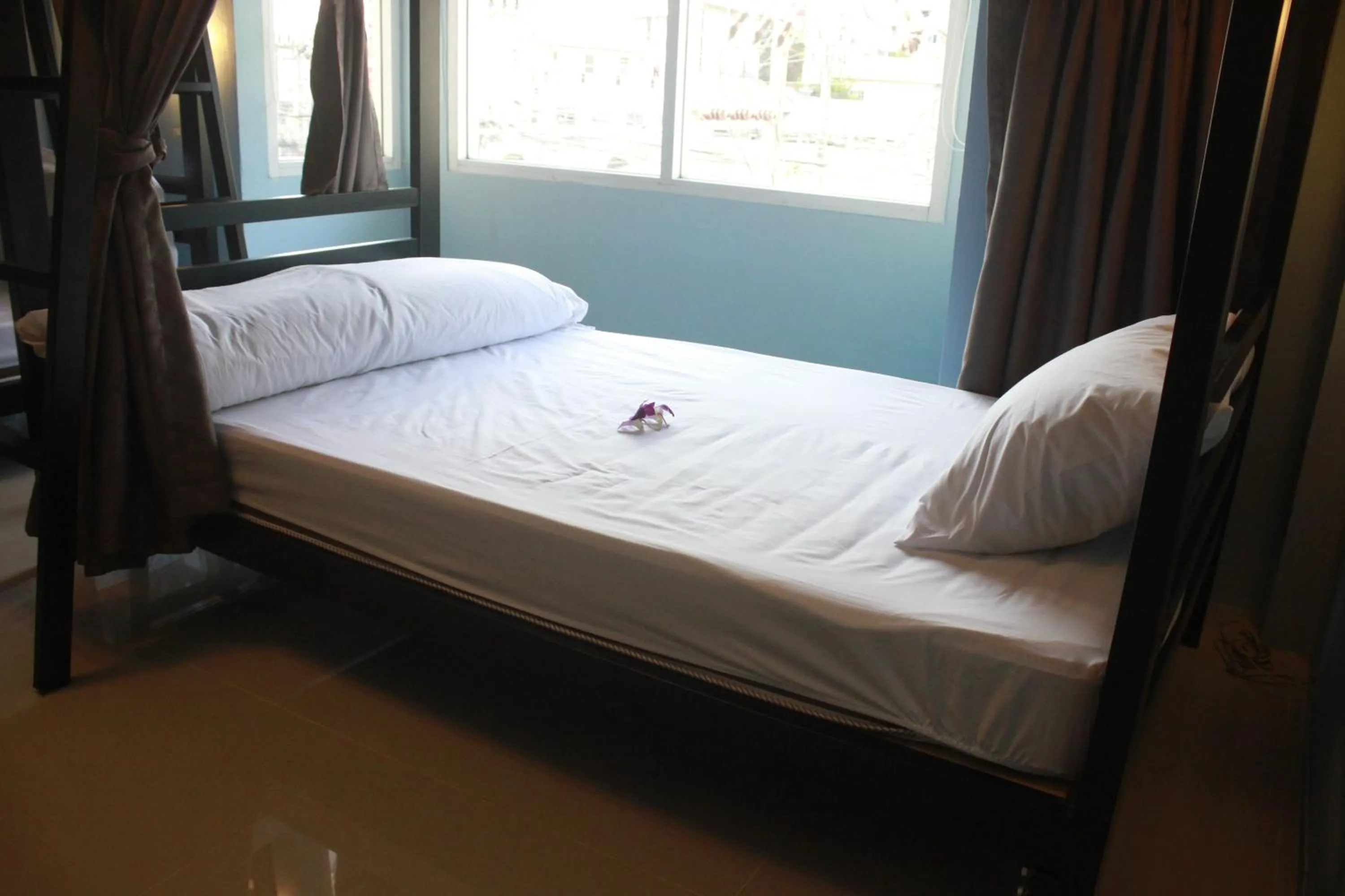 Bed in One One Hostel Patong