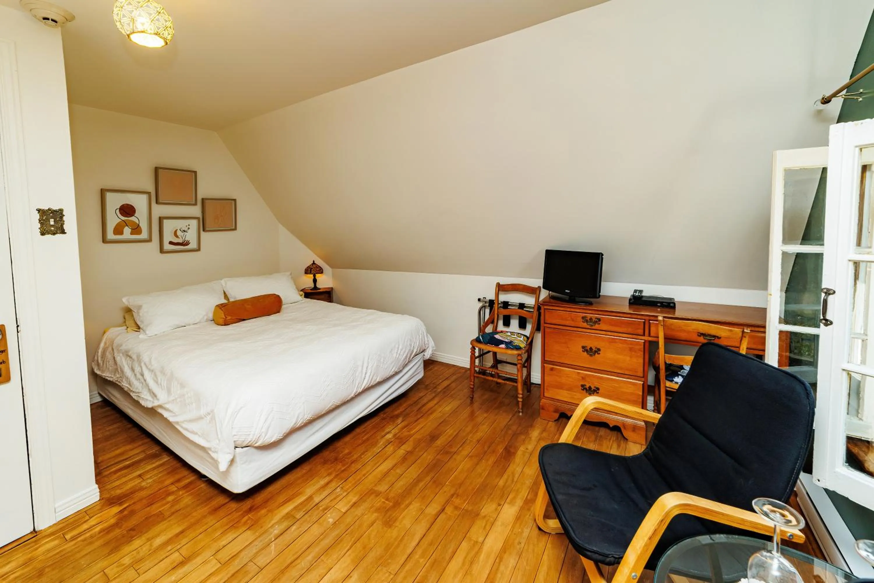 Photo of the whole room, Bed in Auberge La Marmite