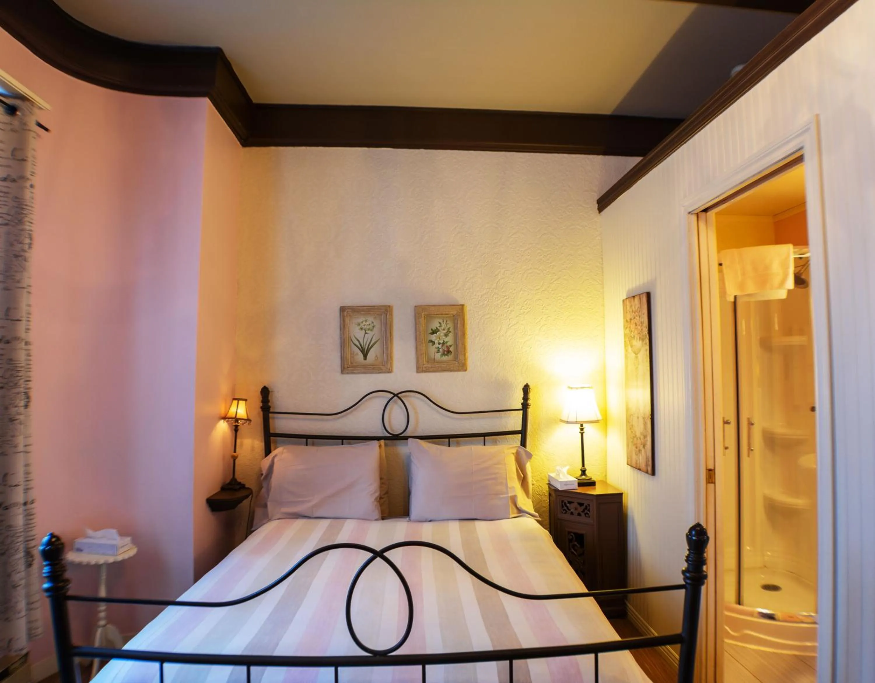 Photo of the whole room, Bed in Auberge La Marmite