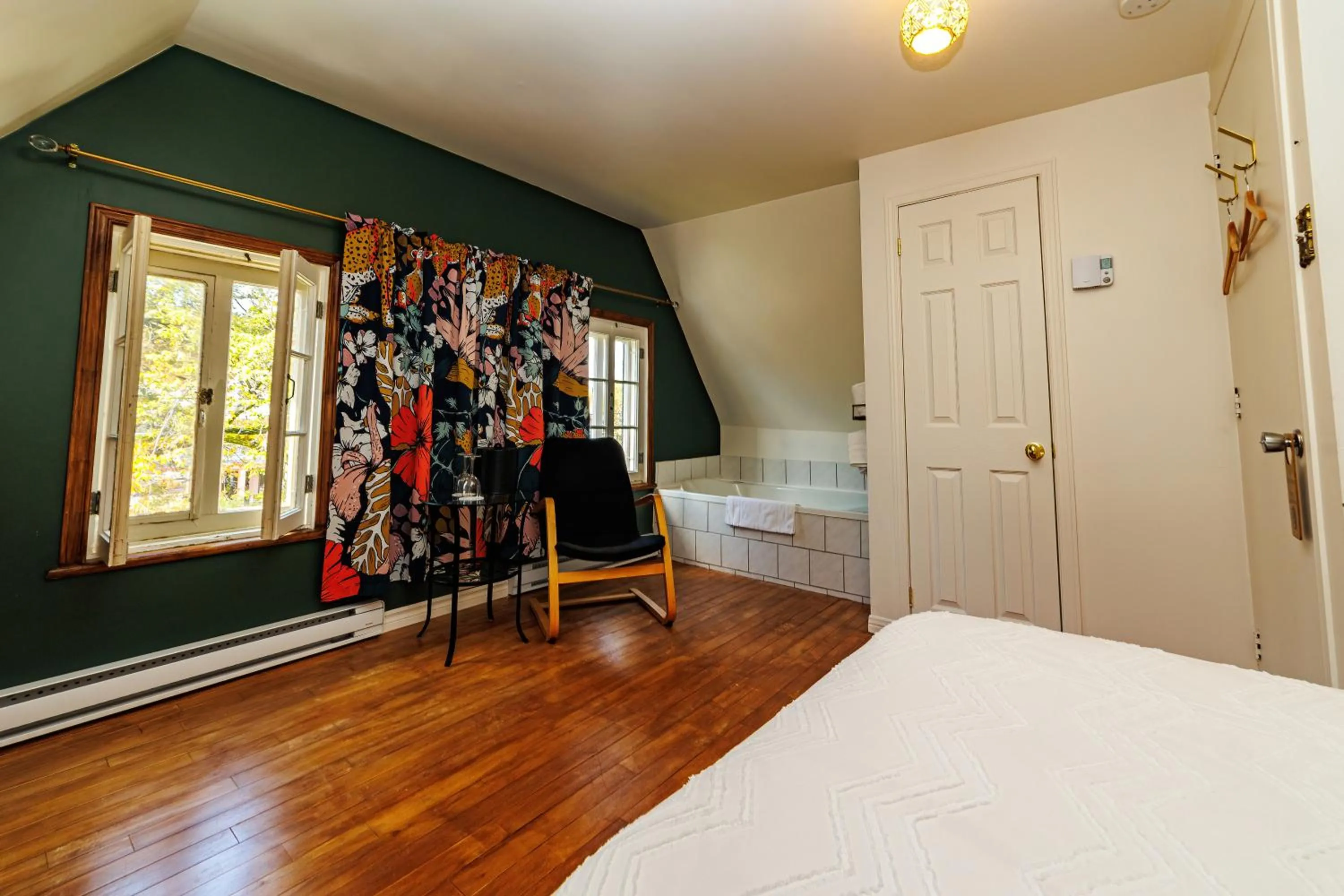 Photo of the whole room, Bed in Auberge La Marmite