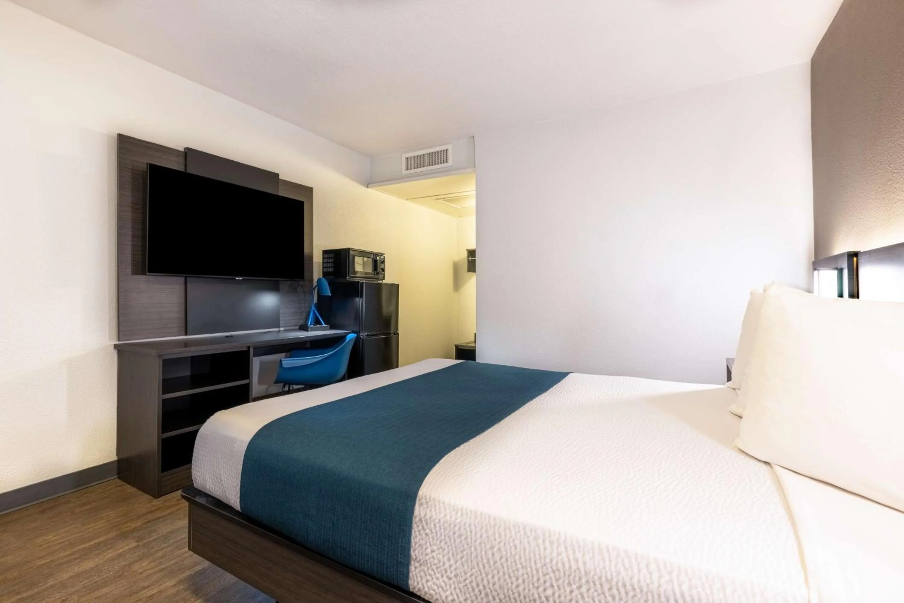 Other, Bed in Motel 6-Twin Falls, ID