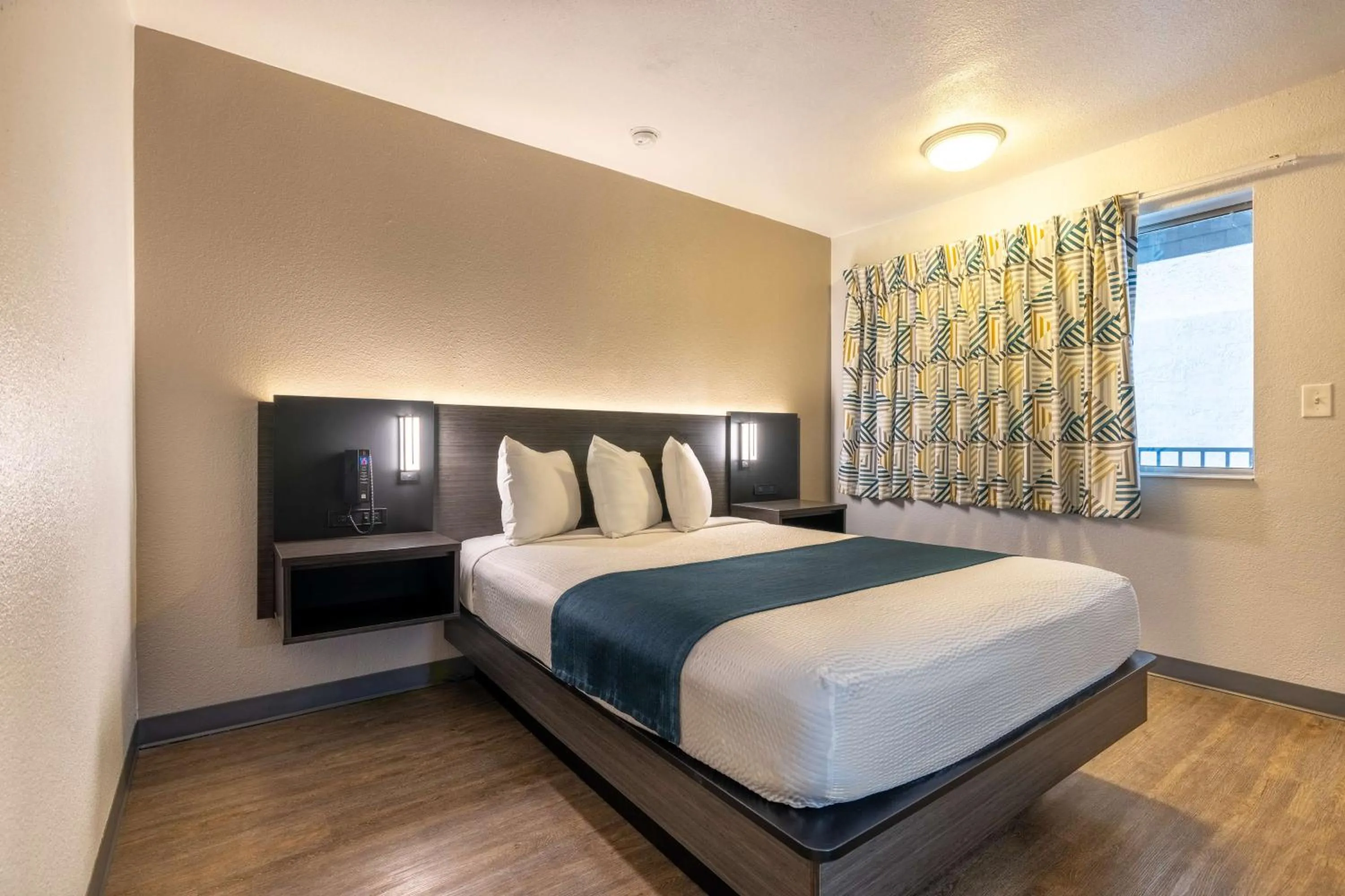 Other, Bed in Motel 6-Twin Falls, ID