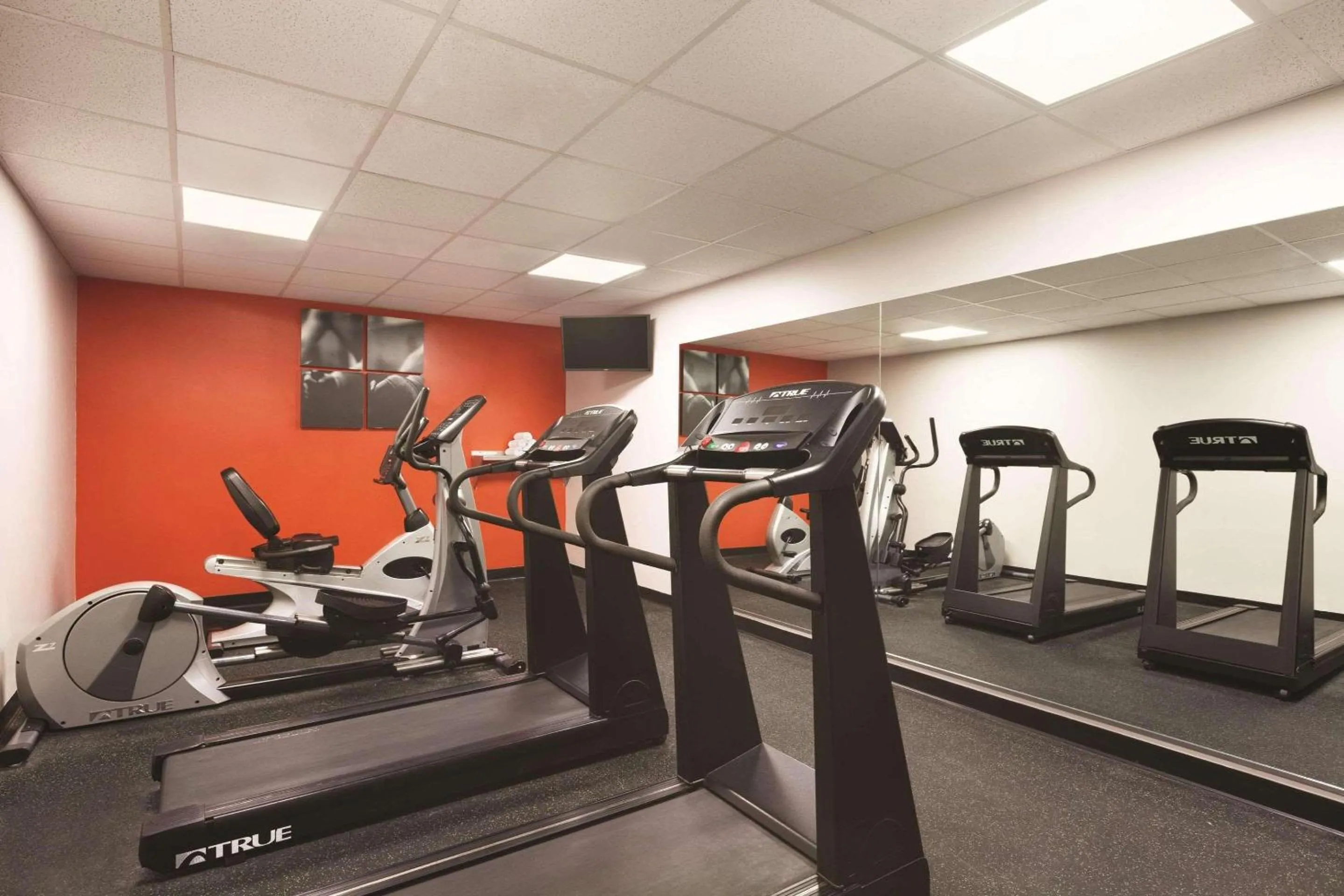 Fitness centre/facilities in Country Inn & Suites by Radisson, Washington, DC East - Capitol Heights, MD