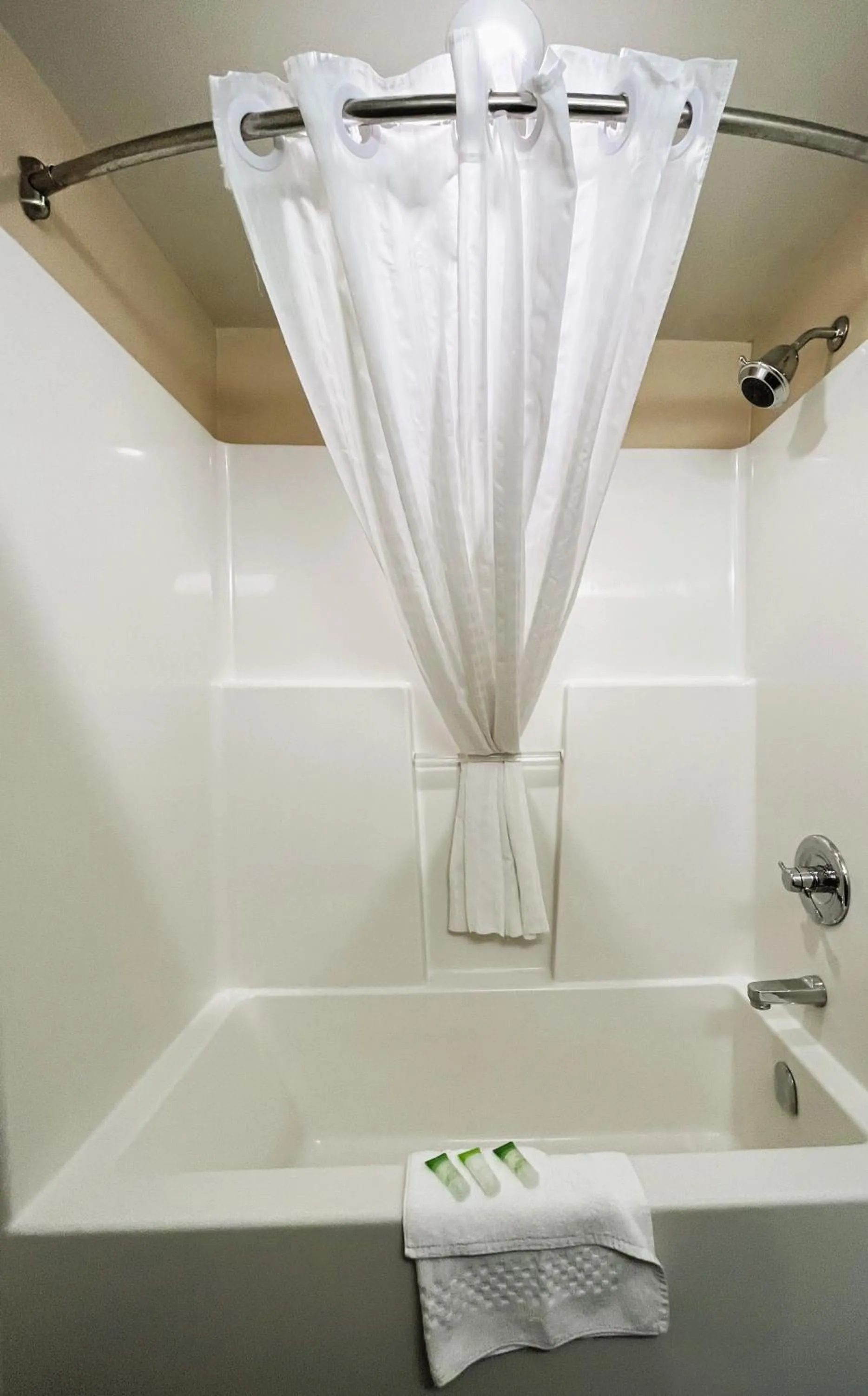 Shower in BCMInns - Peace River