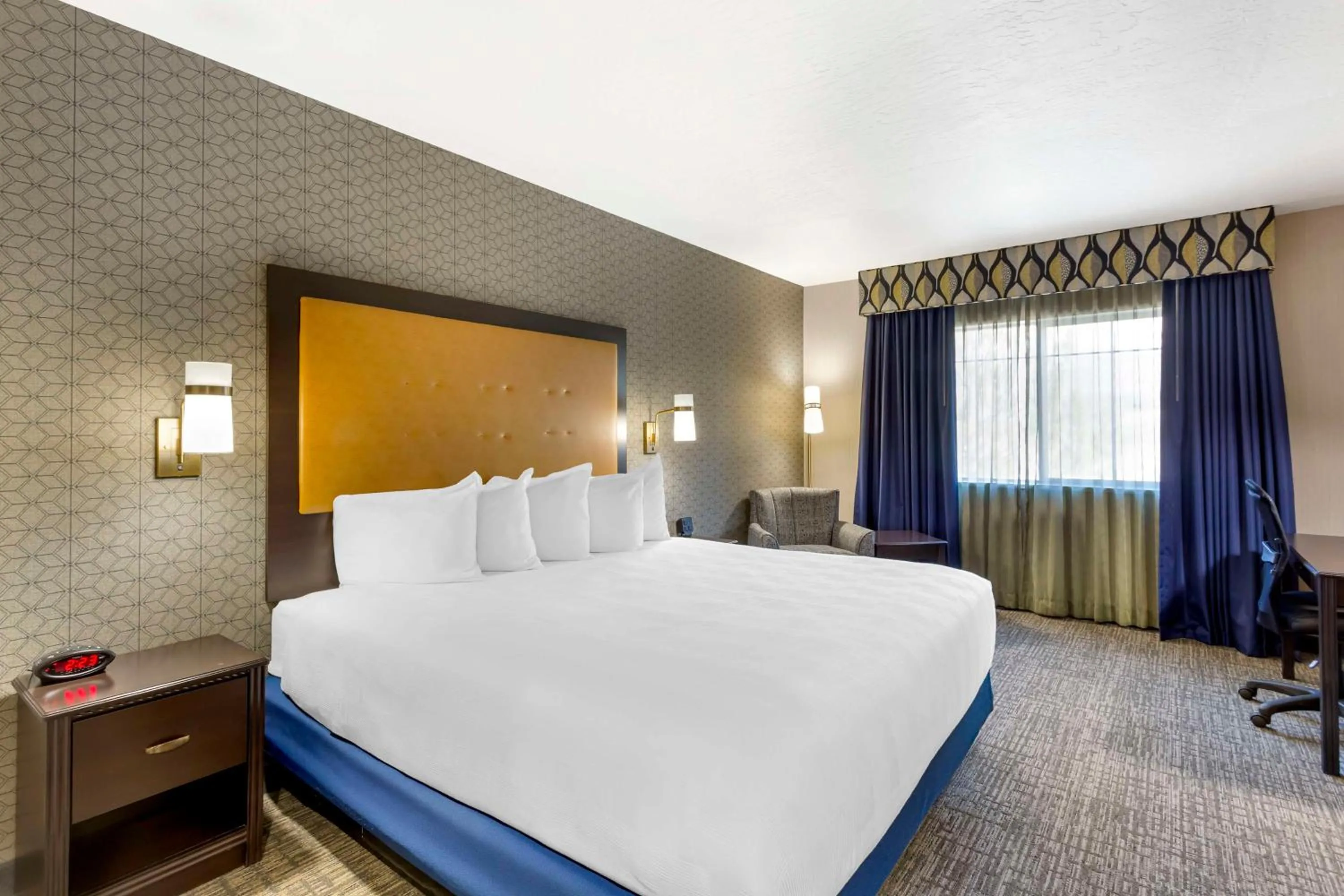 Bedroom, Bed in Best Western Plus Grant Creek Inn