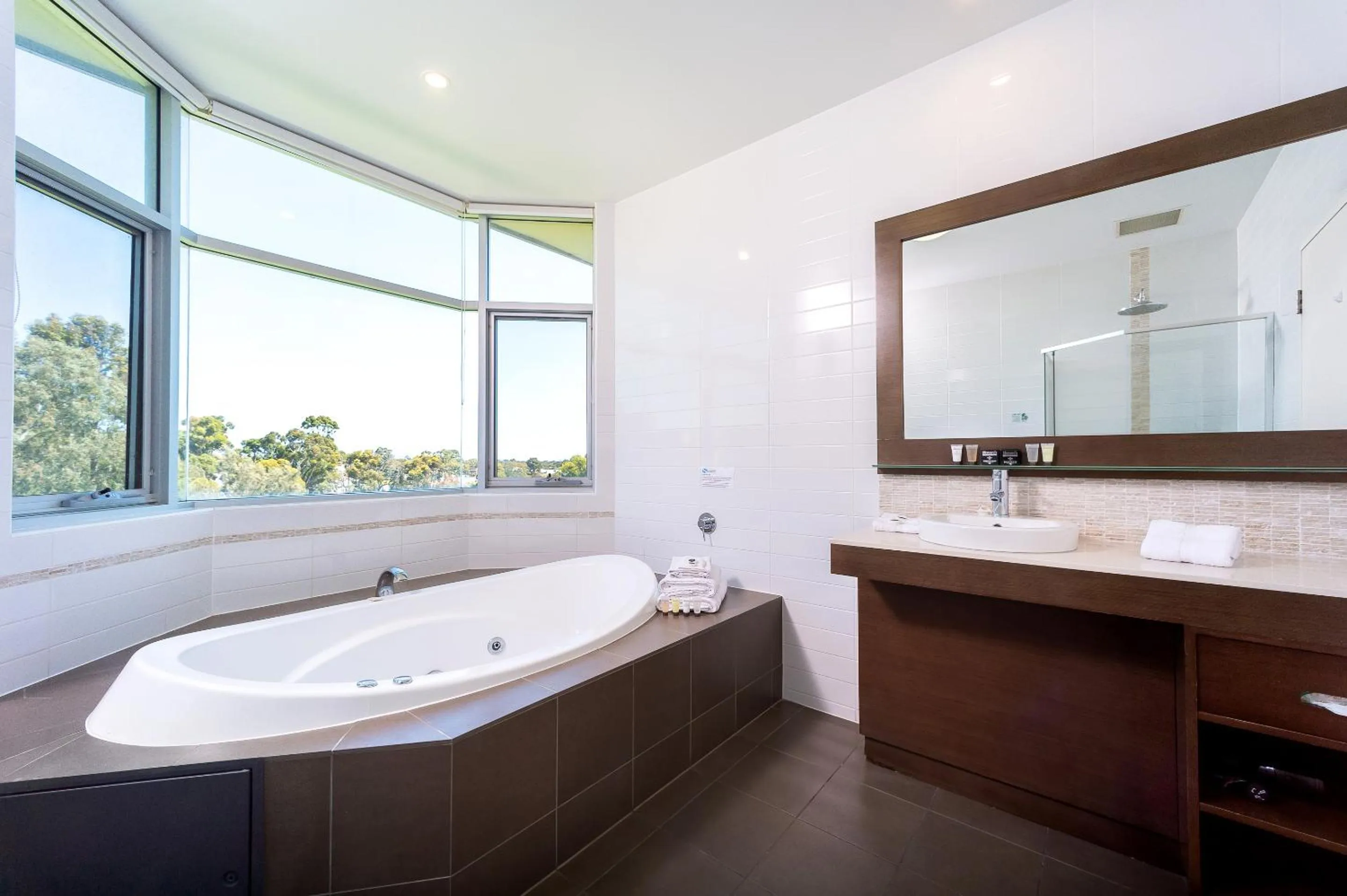 Bath in Sfera's Park Suites & Convention Centre