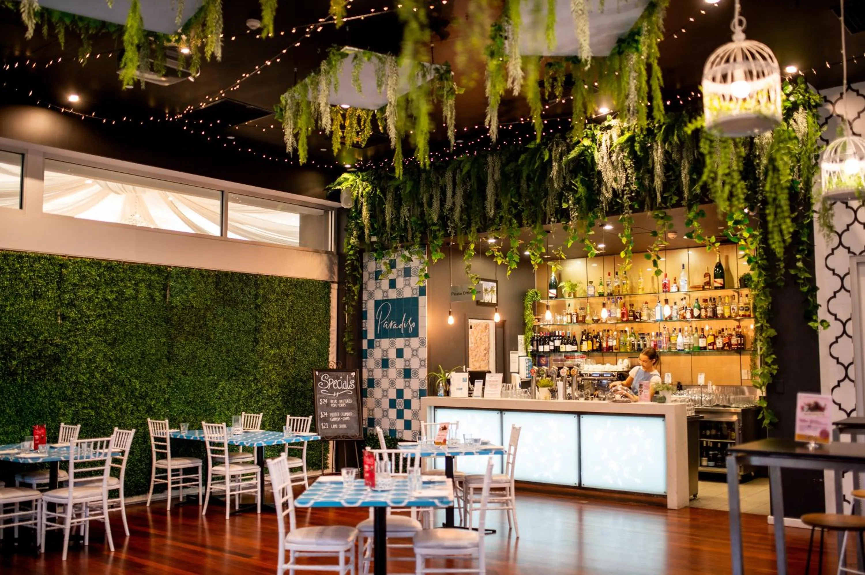 Restaurant/places to eat in Sfera's Park Suites & Convention Centre