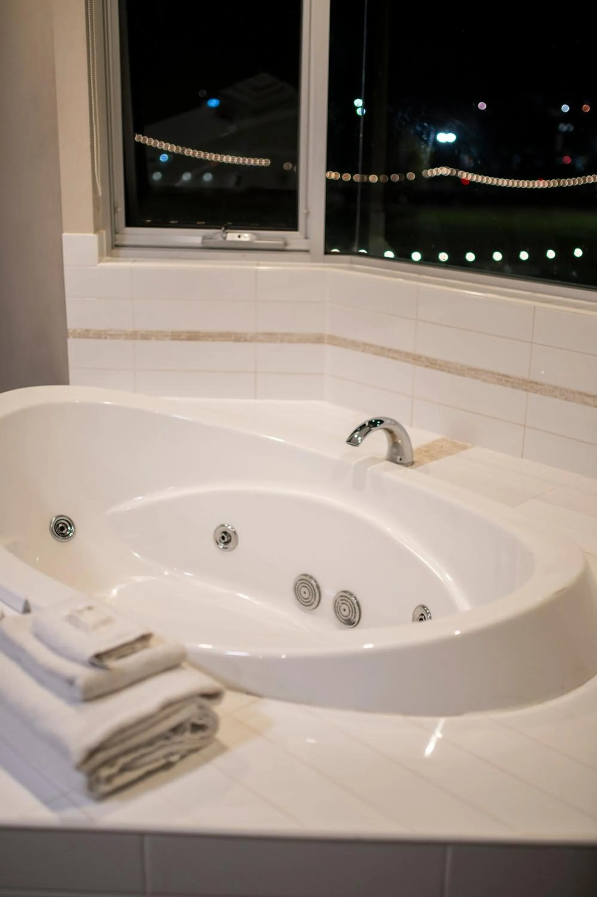 Bath in Sfera's Park Suites & Convention Centre