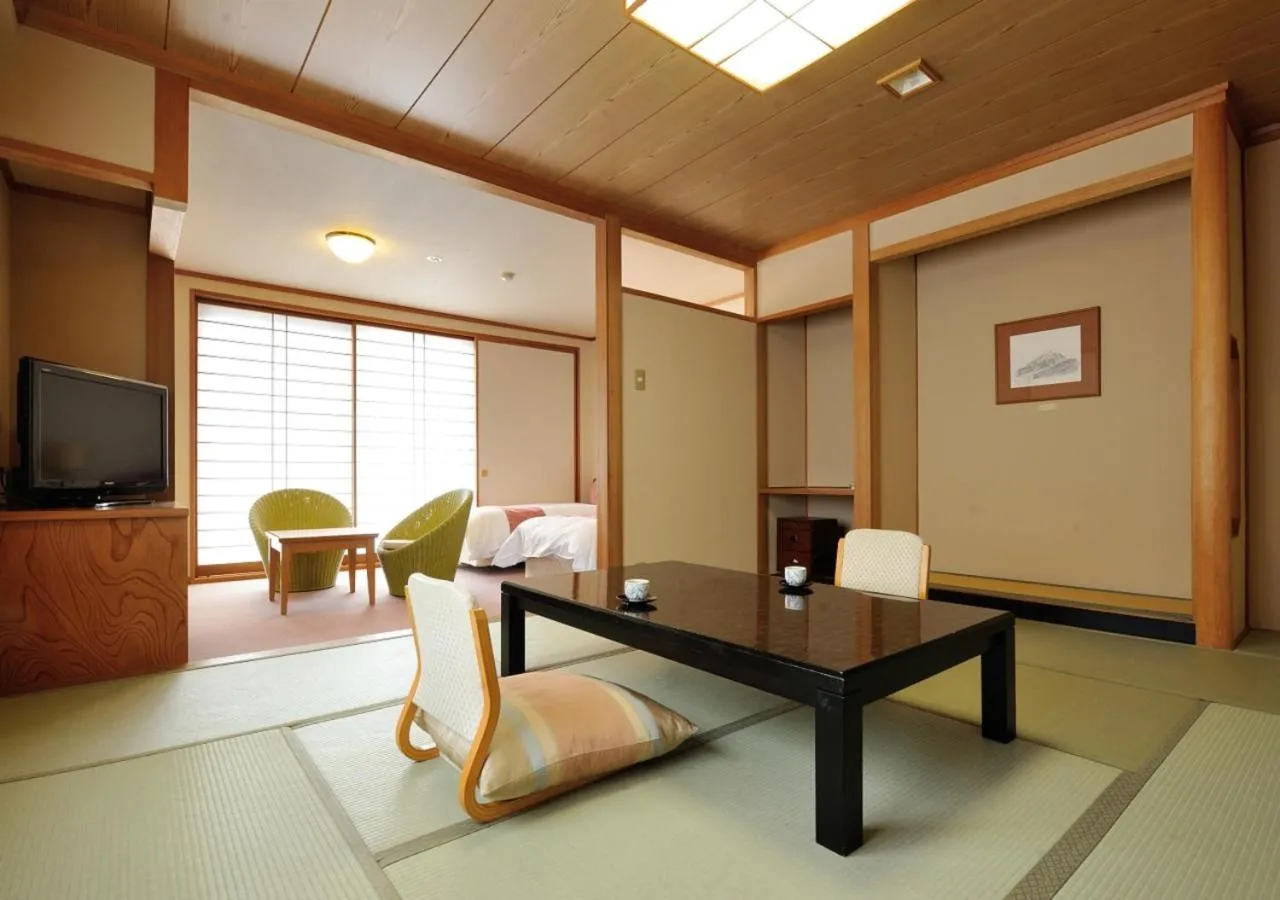 Photo of the whole room in Uematsuya