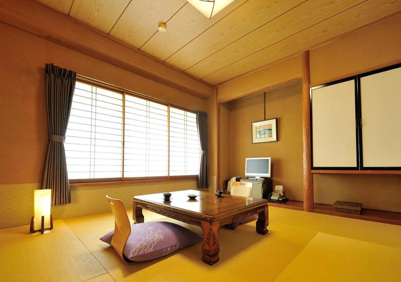 Photo of the whole room in Uematsuya
