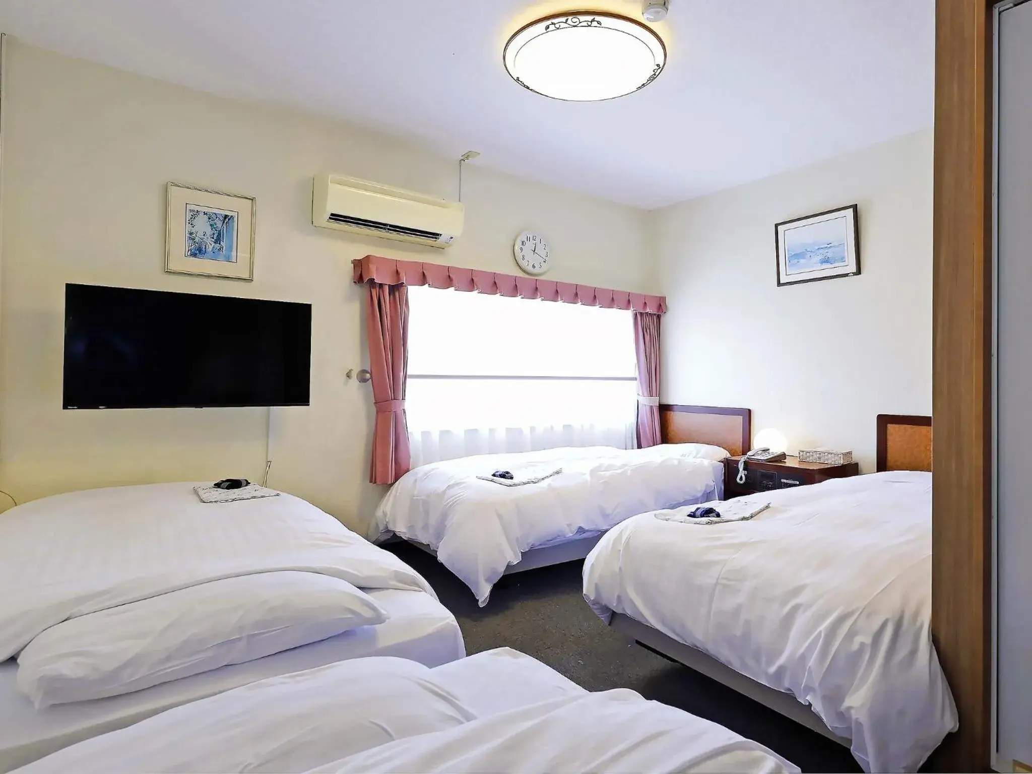 Quadruple Room - Non-Smoking in Hotel Union Quadruple Room - Non-Smoking in Hotel Union