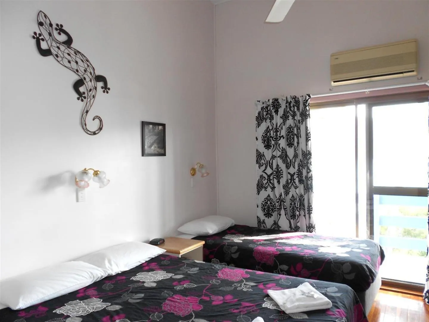 Day, Bed in Coral Point Lodge