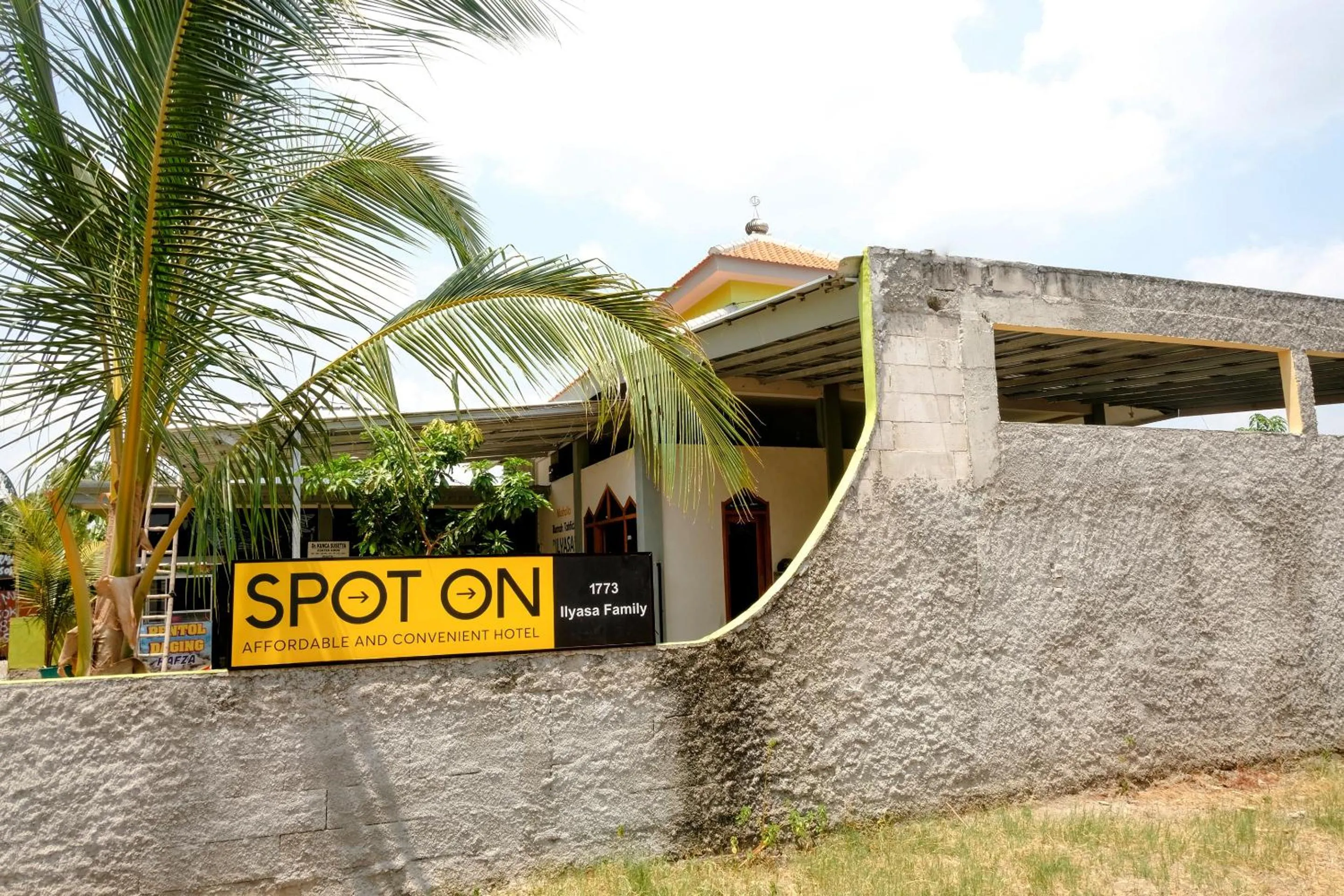 Facade/entrance in Hotel O Ilyasa Family