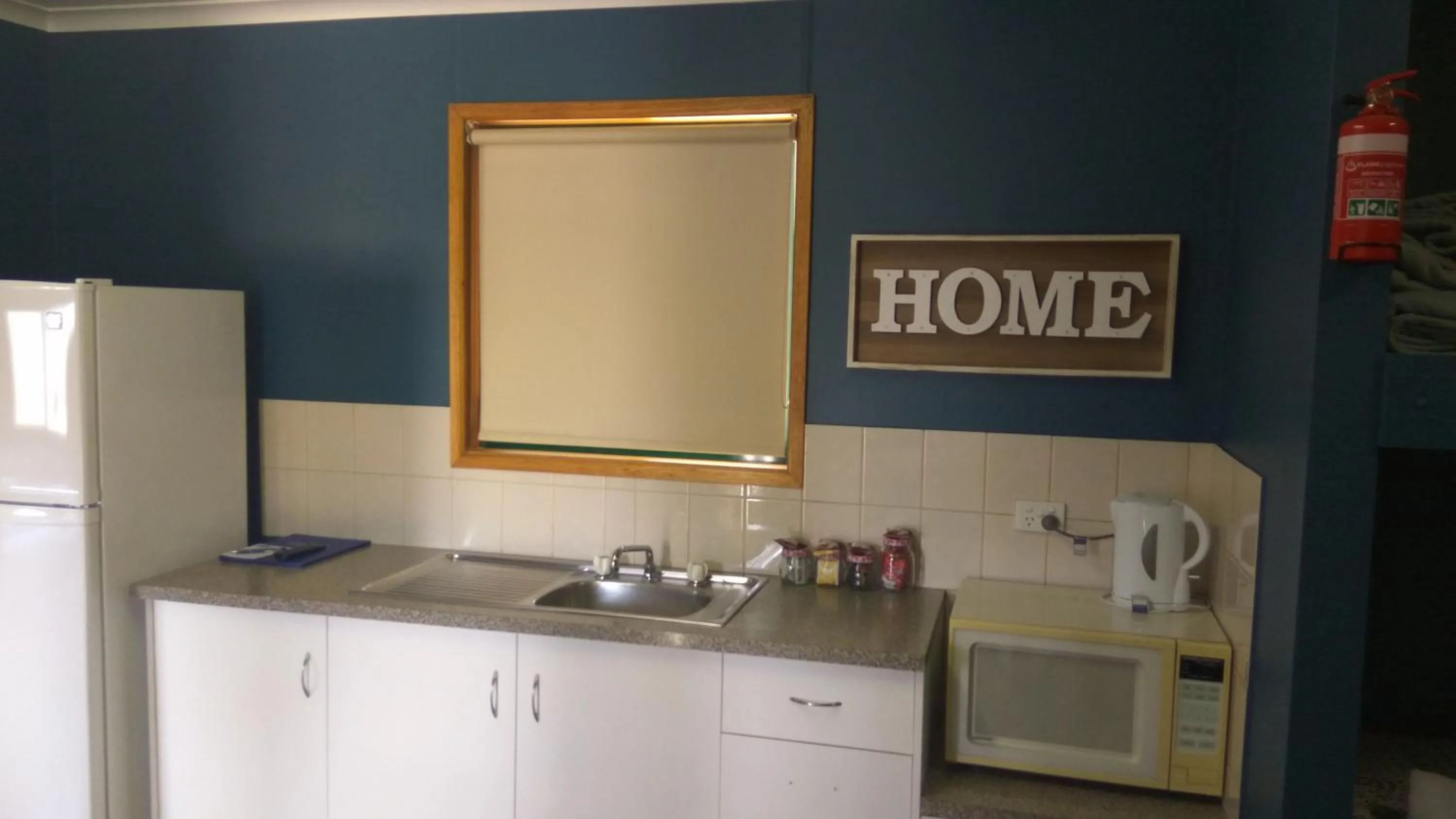 Kitchen or kitchenette in Oval Motel - Murray Bridge