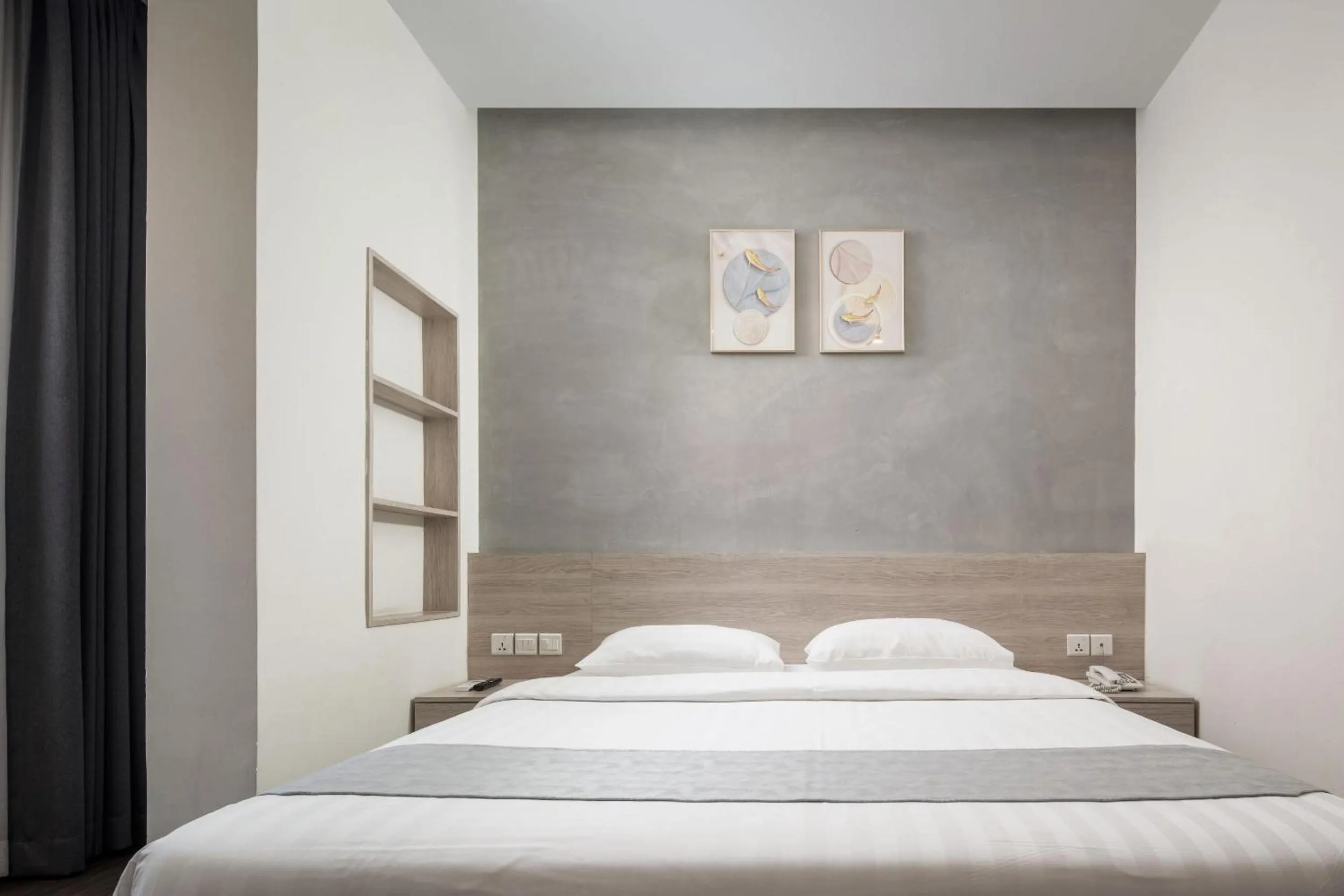 Bedroom, Bed in Joli Hotel