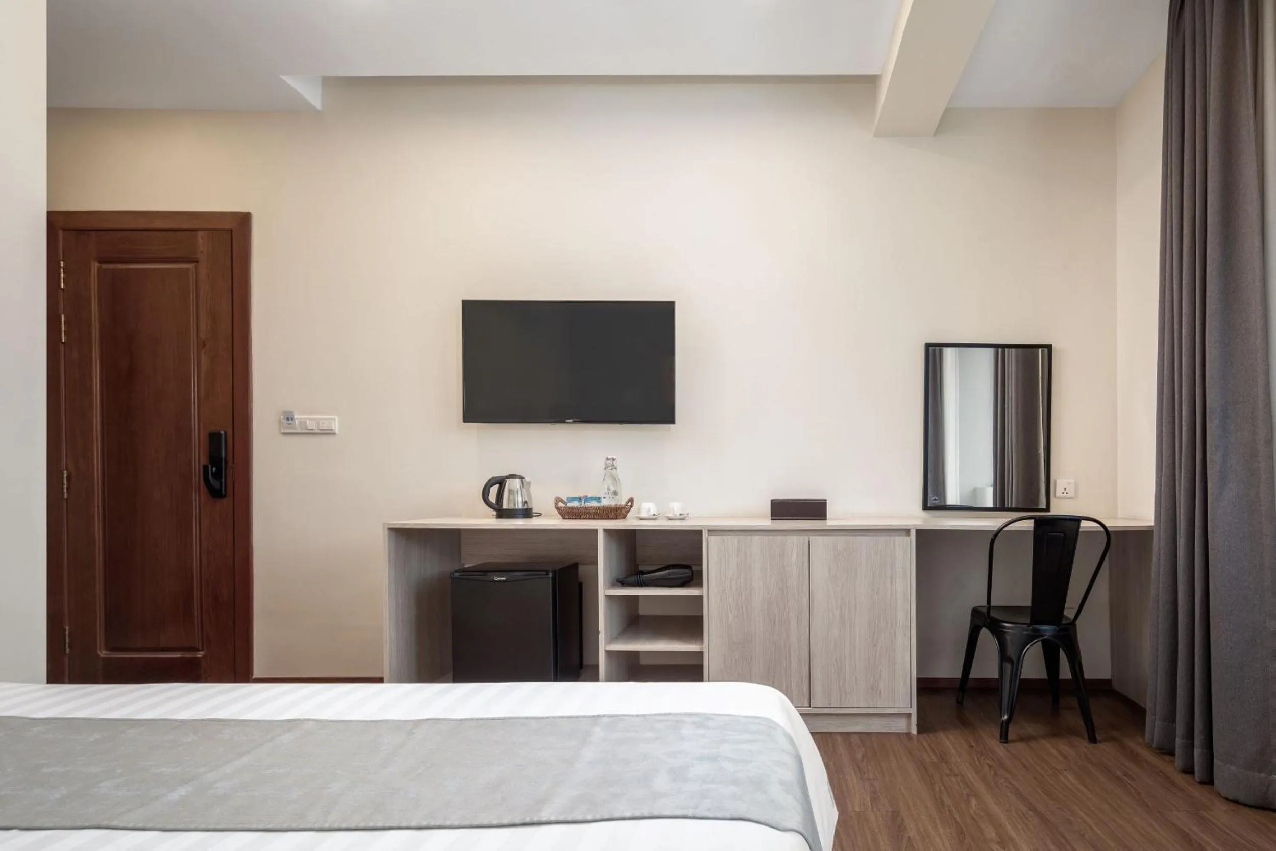 TV and multimedia, Bed in Joli Hotel