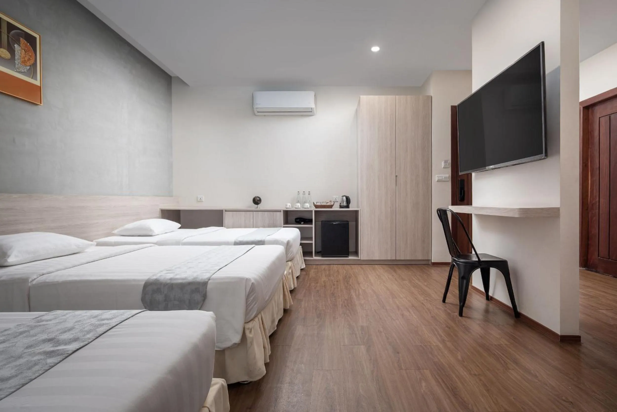 Bedroom, Bed in Joli Hotel