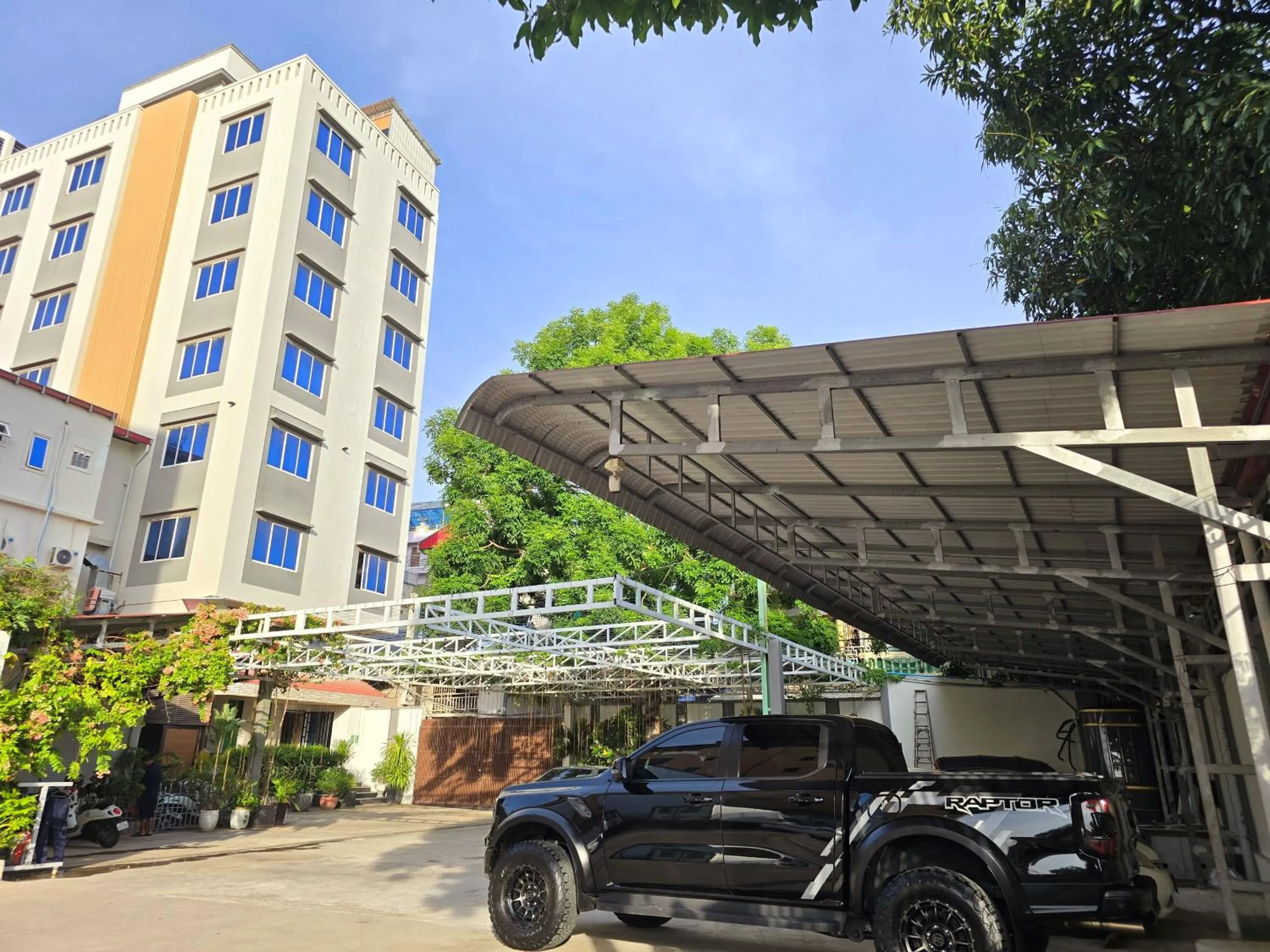 Parking in Joli Hotel