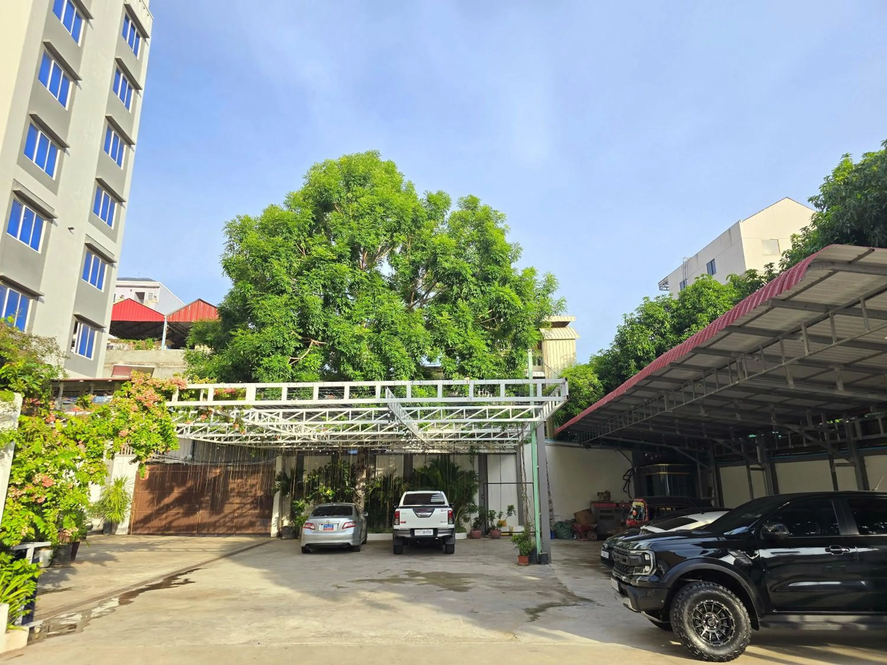 Parking in Joli Hotel