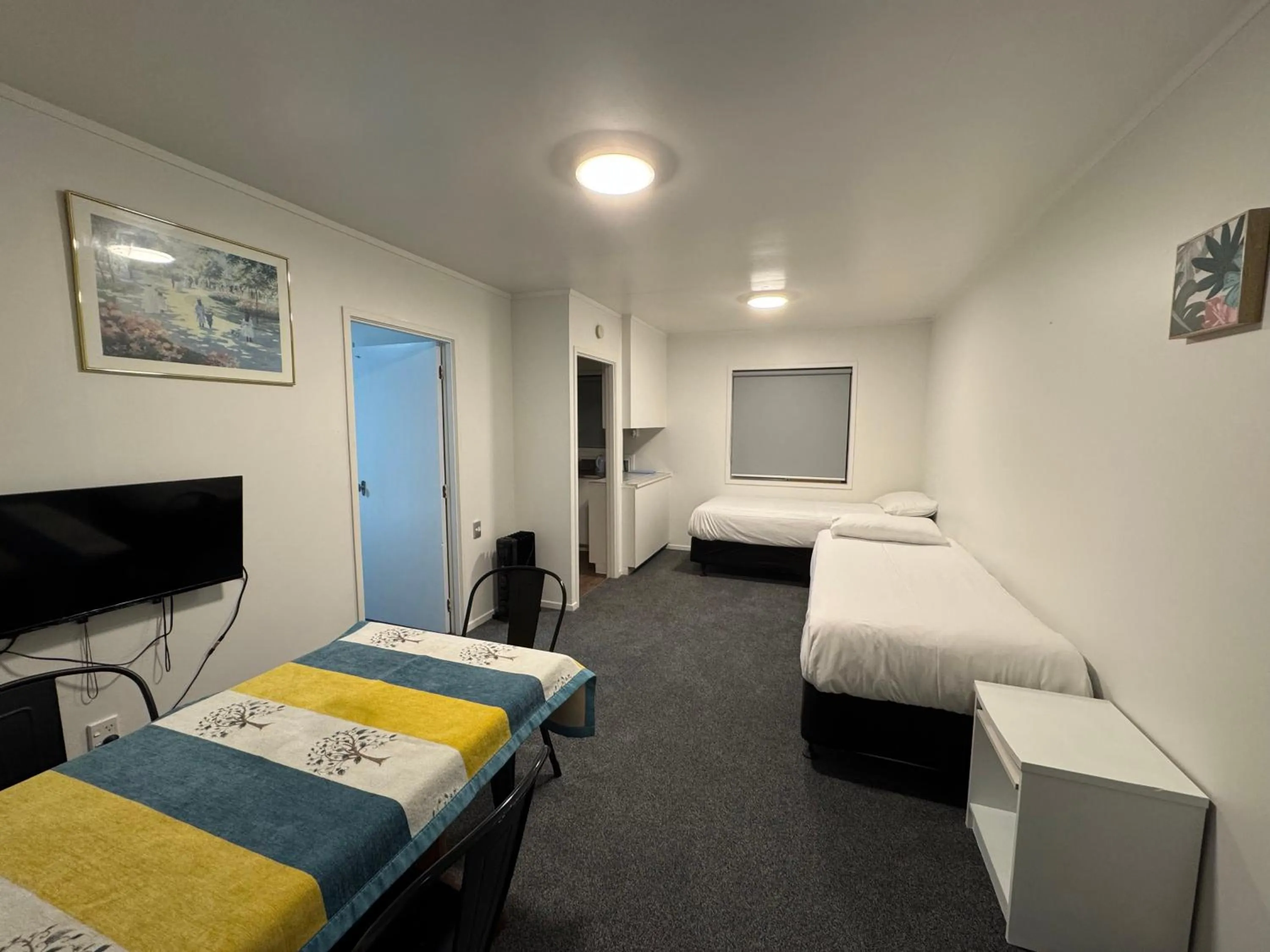 Living room, Bed in Siesta Motel