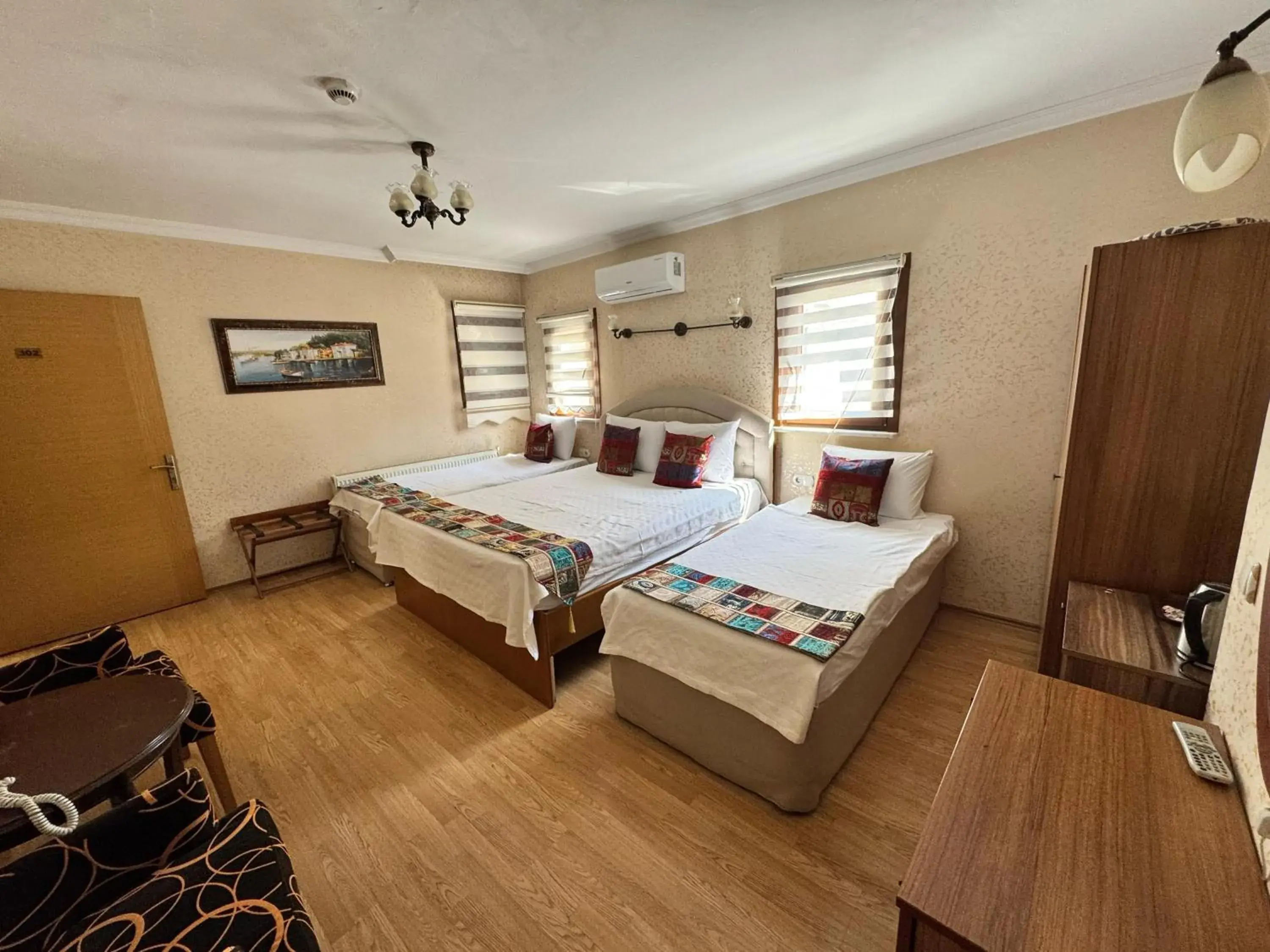 Standard Triple Room in Hotel Ipekyolu Standard Triple Room in Hotel Ipekyolu