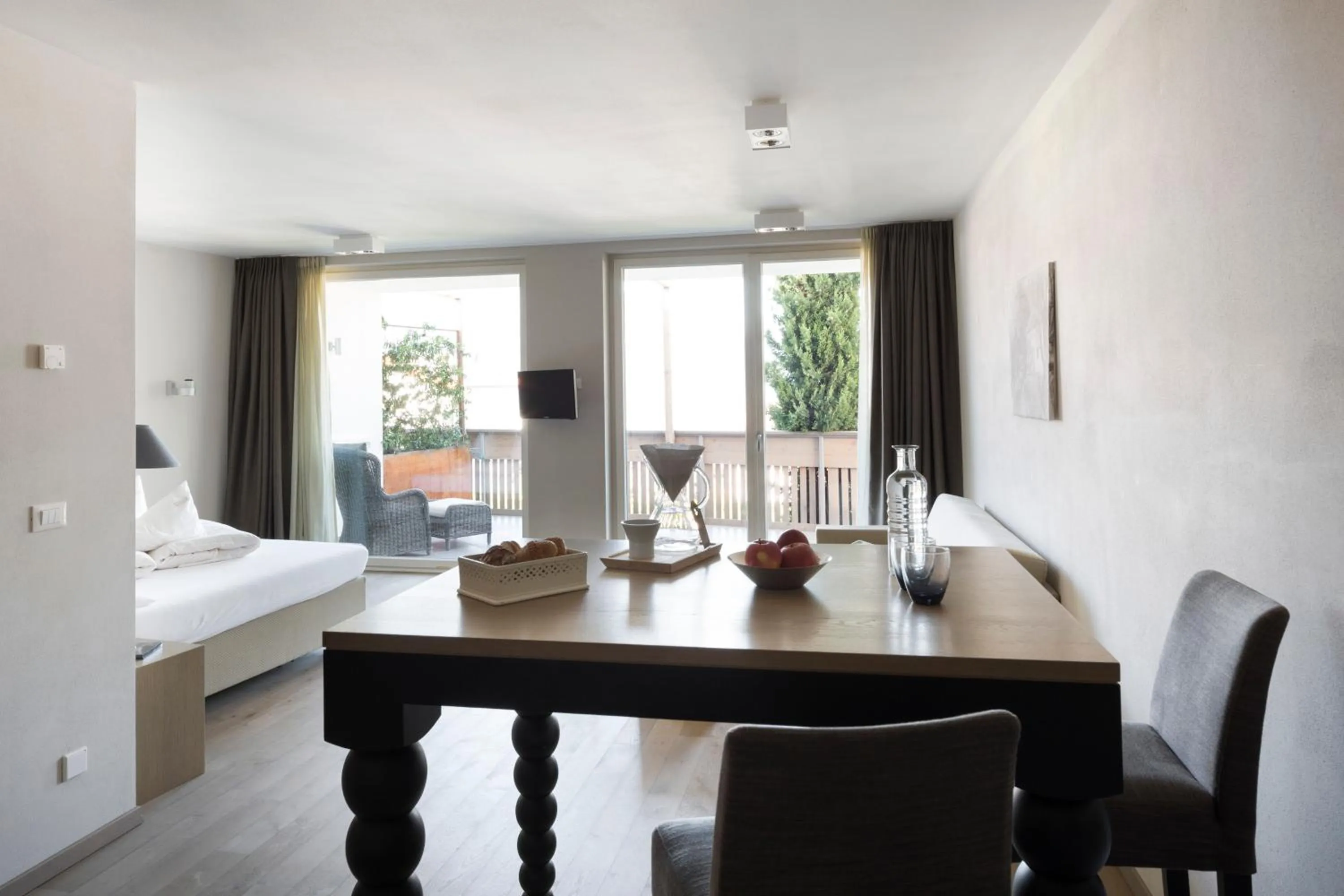 Dining area, Bed in Landpalais Goyenhof - Deluxe Suites & Breakfast