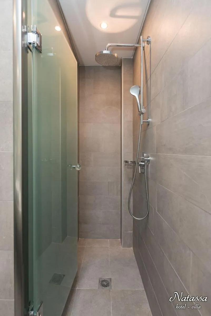 Shower in Hotel Villa Natassa