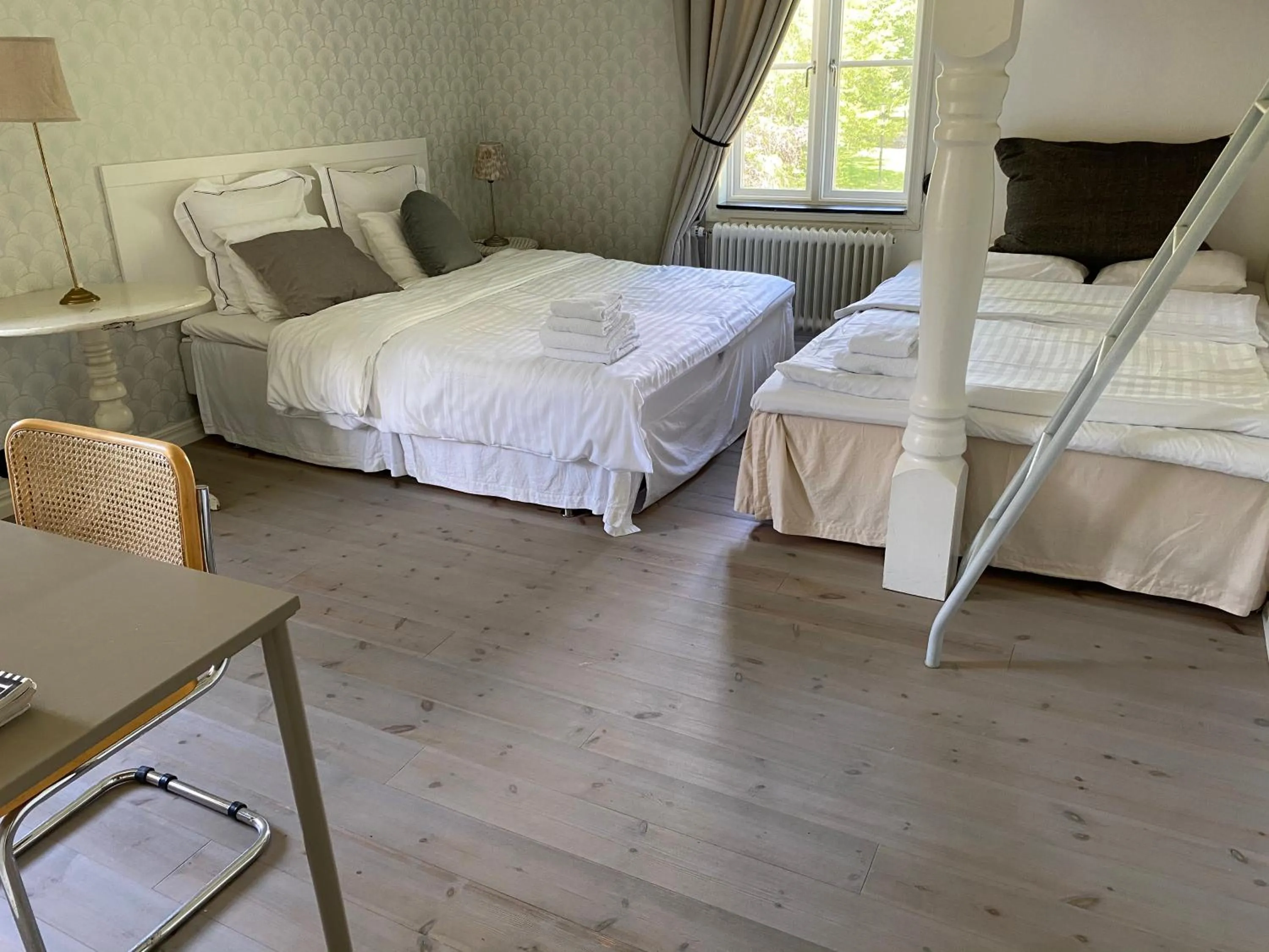 Bed in Café Mandeltårtan B&B VillaFloraViola