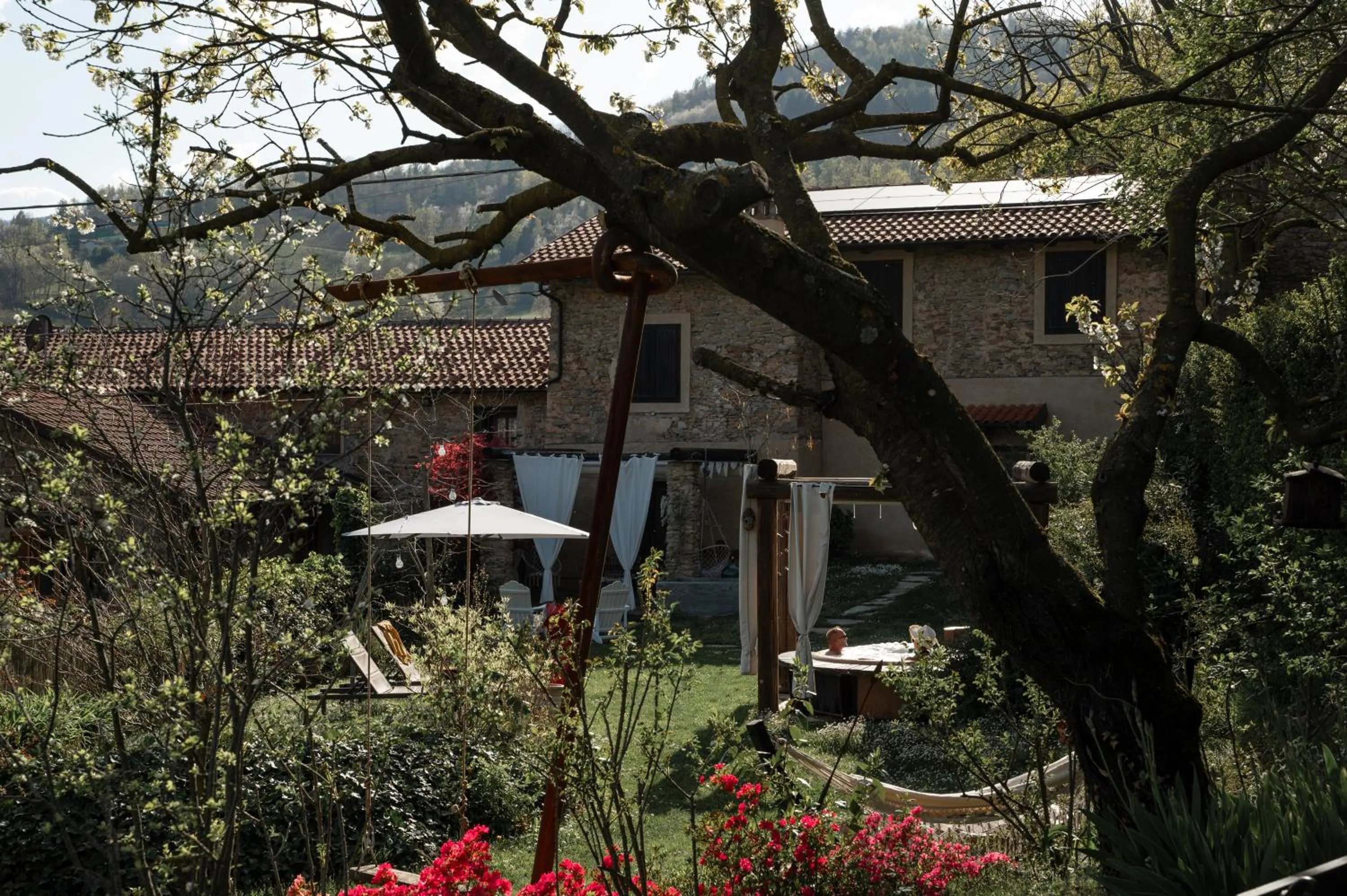 Garden in Baita Naturas con piscina idromassaggio calda, privata e gratuita