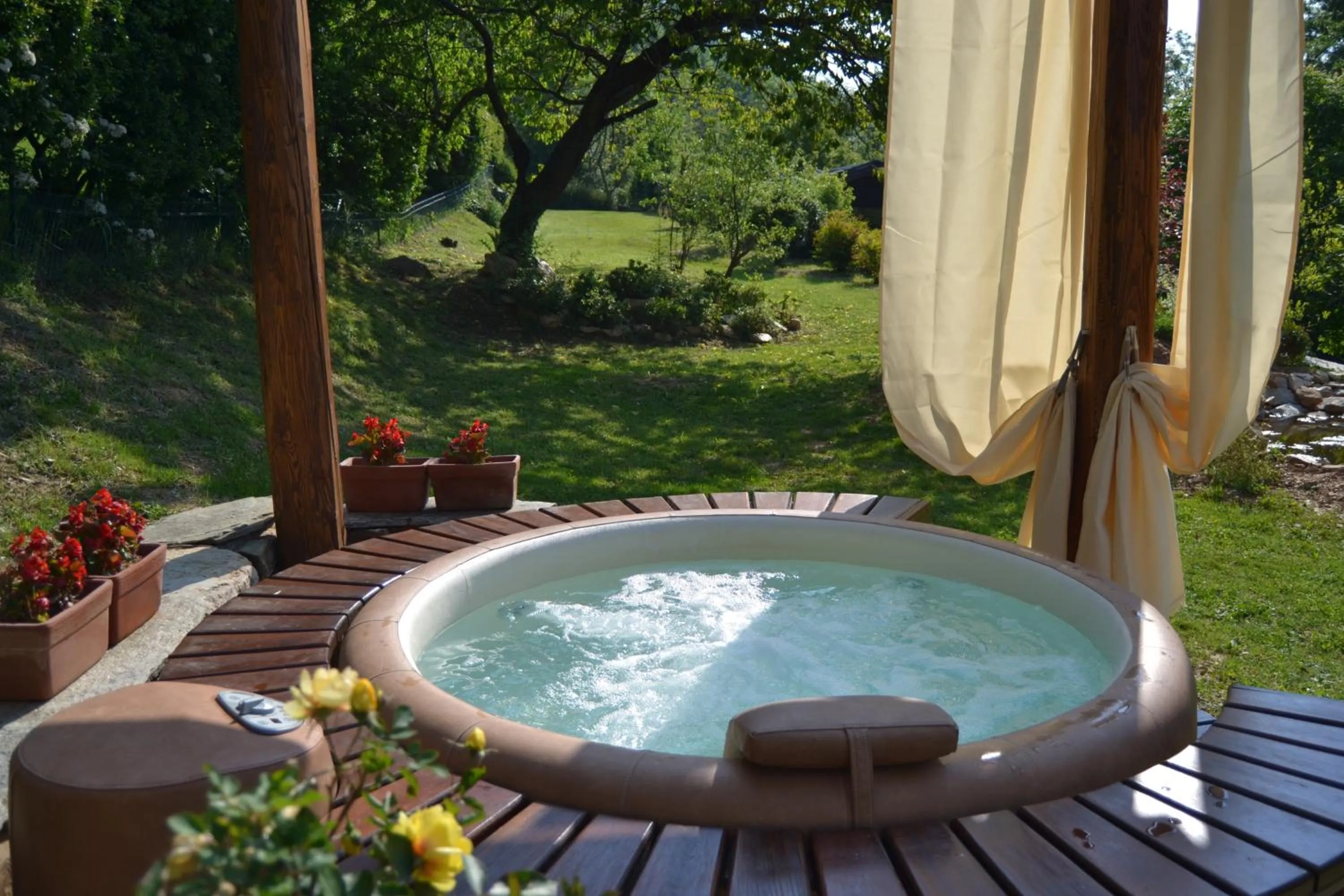 Garden in Baita Naturas con piscina idromassaggio calda, privata e gratuita