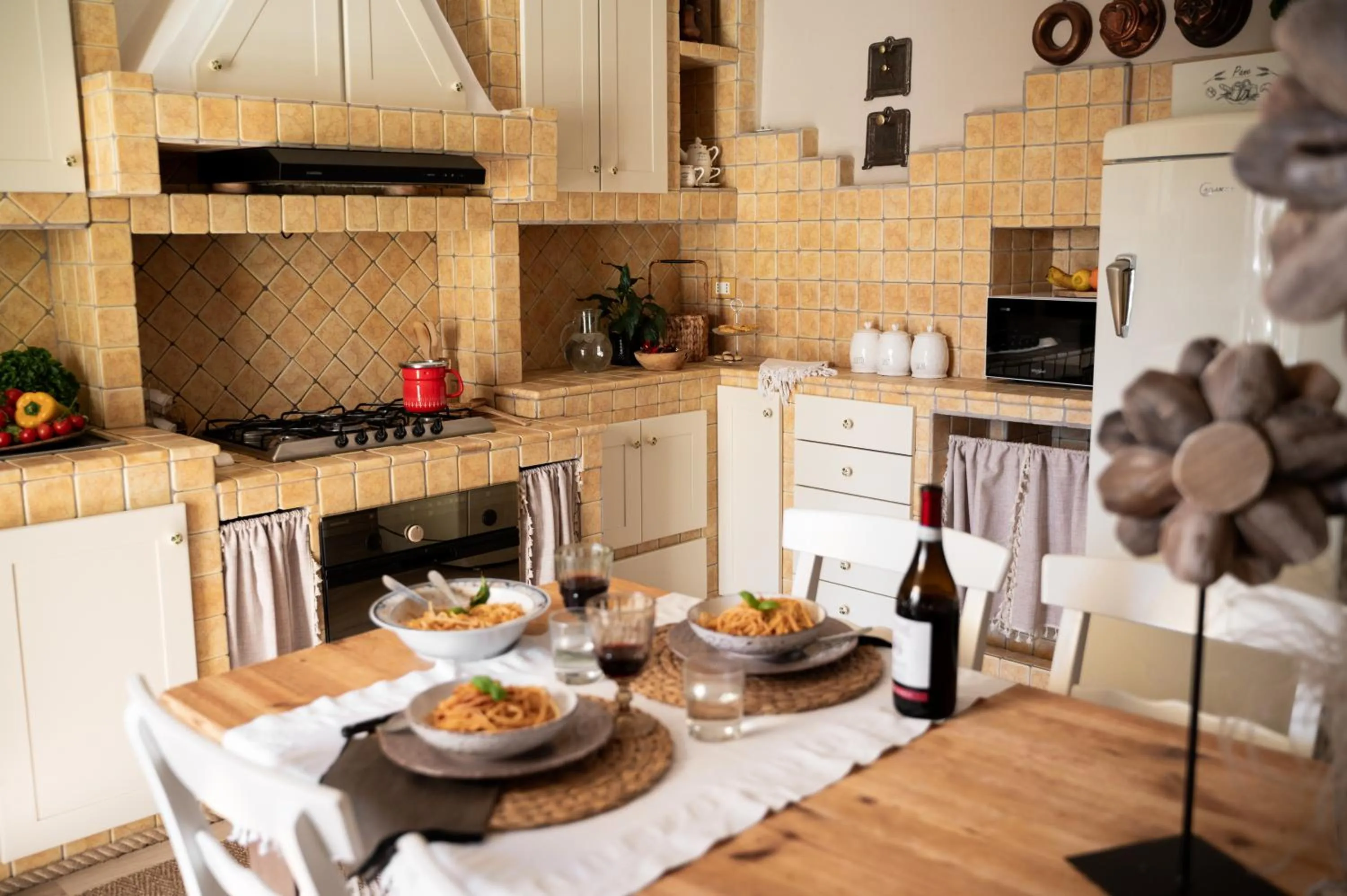 kitchen in Baita Naturas con piscina idromassaggio calda, privata e gratuita