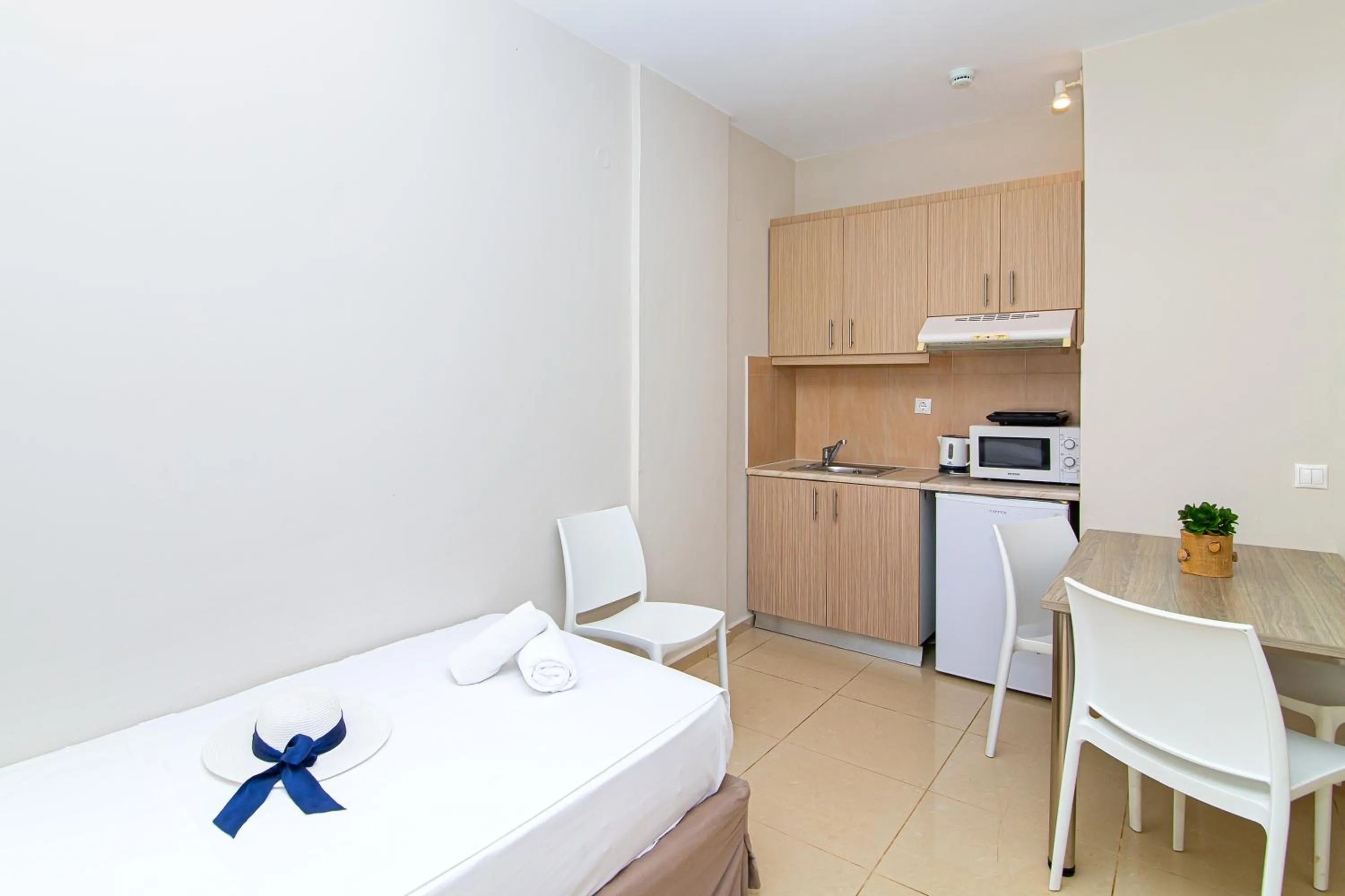 Kitchen or kitchenette, Bed in Theo Star Beach Hotel