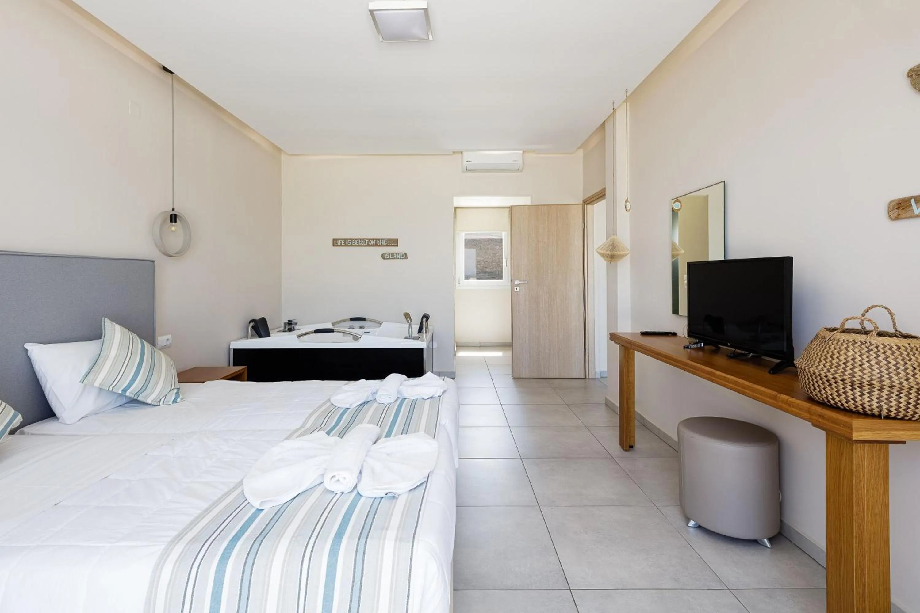 Hot Tub, Bed in Theo Star Beach Hotel